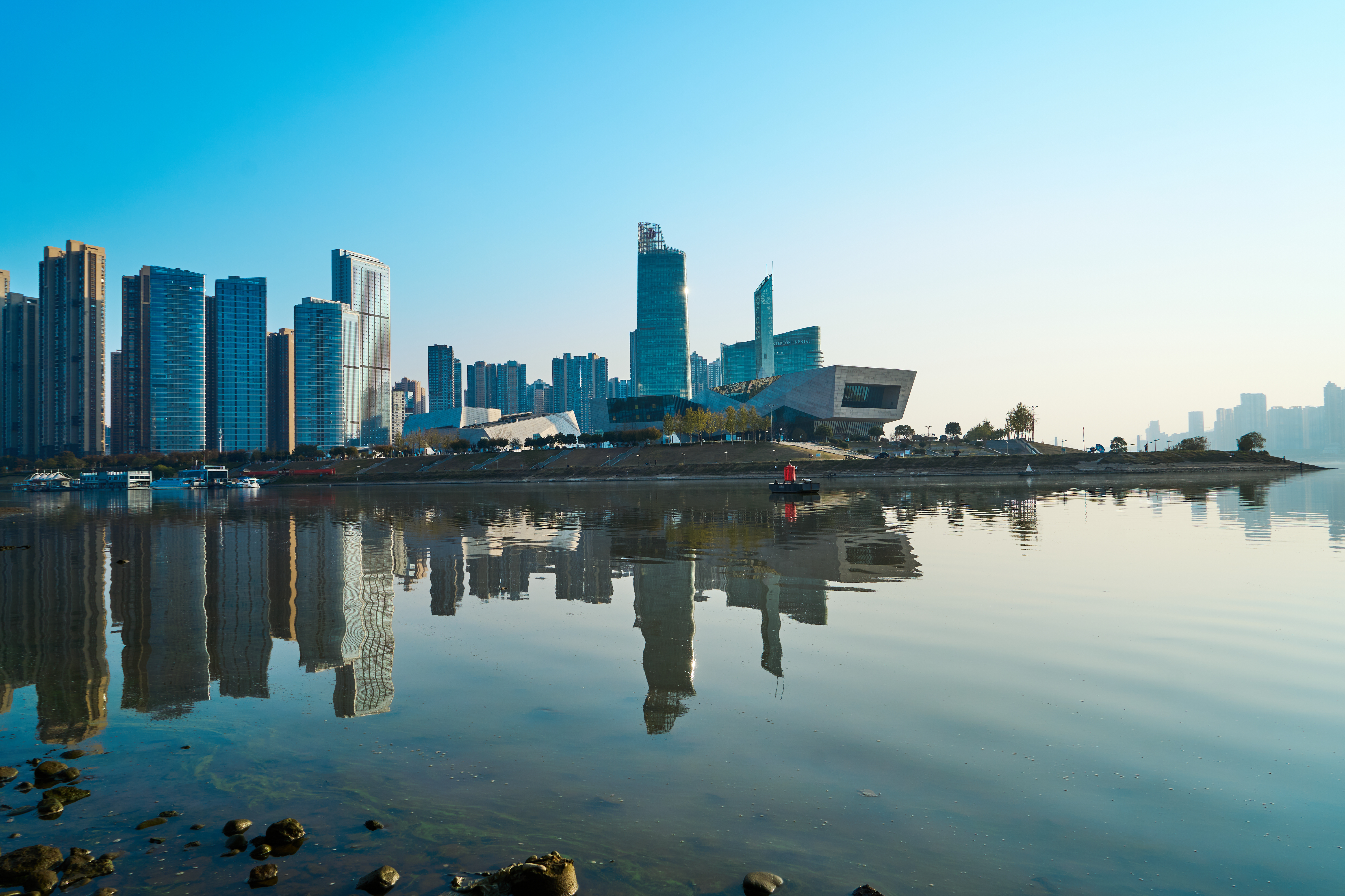 城市地标建筑倒映在湖泊中的美丽景象