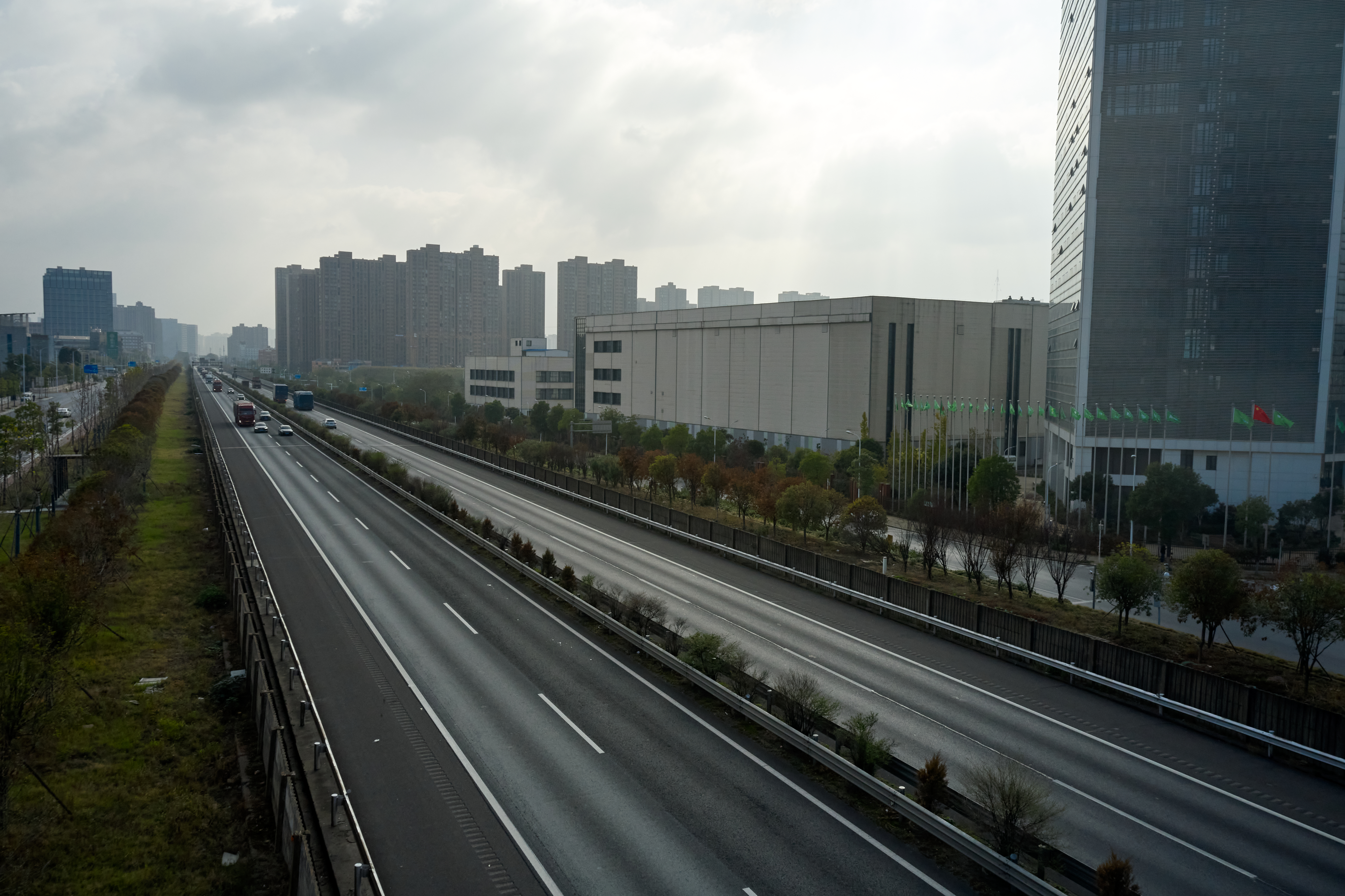 宽阔公路旁的城市风光现代风貌