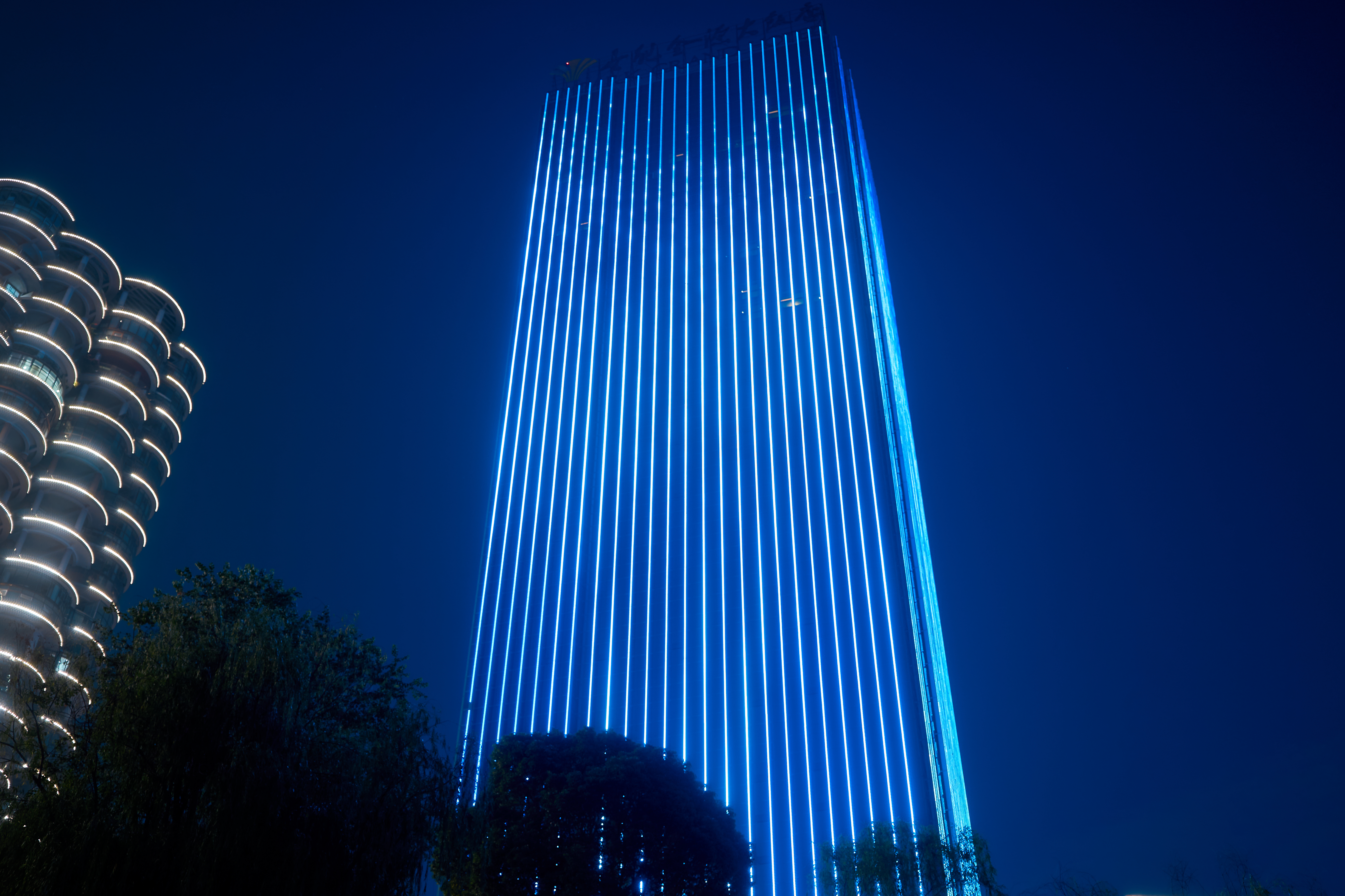 炫丽蓝光高楼夜景 城市地标时尚魅力