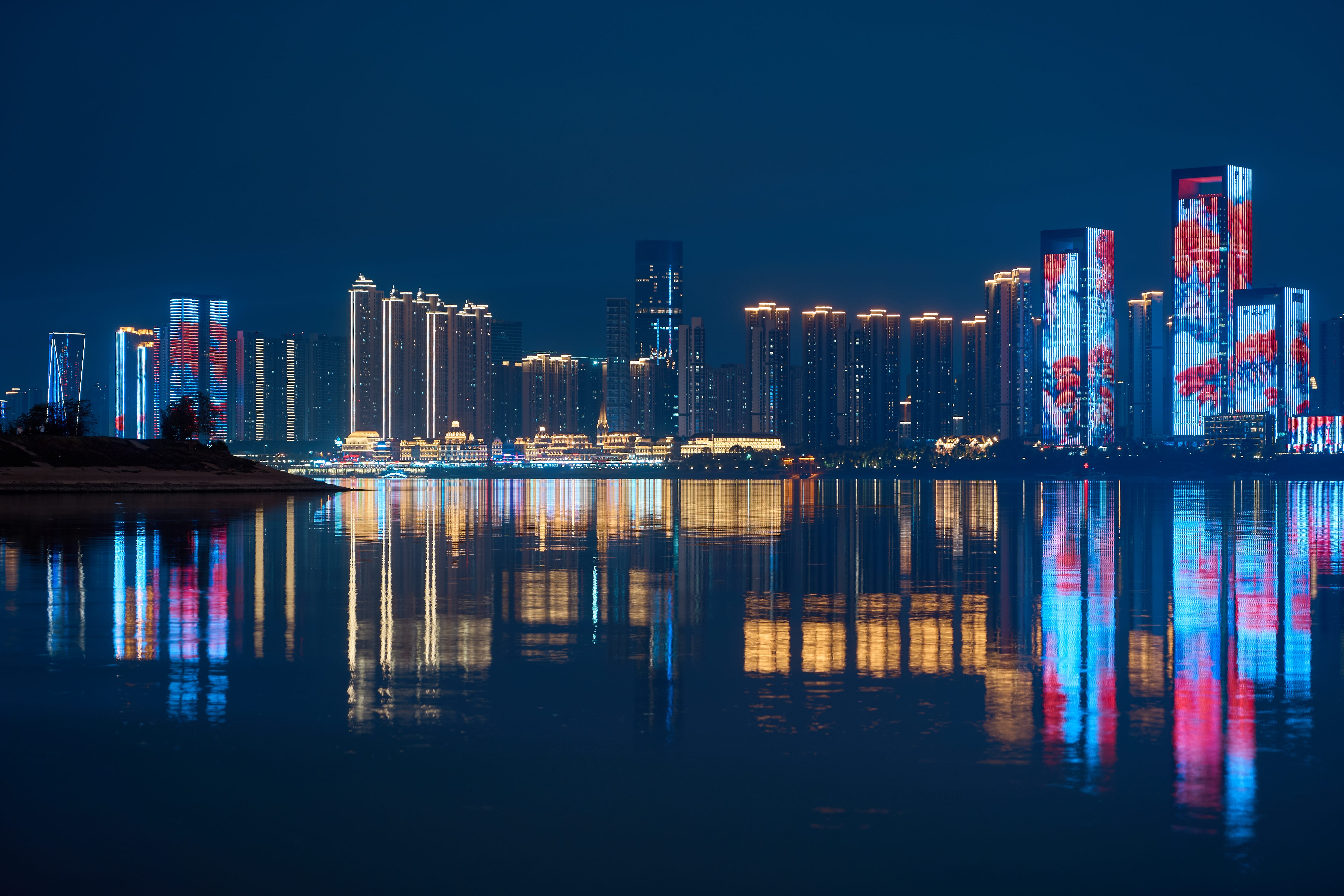 璀璨夜景灯光秀 城市建筑倒影宣传图
