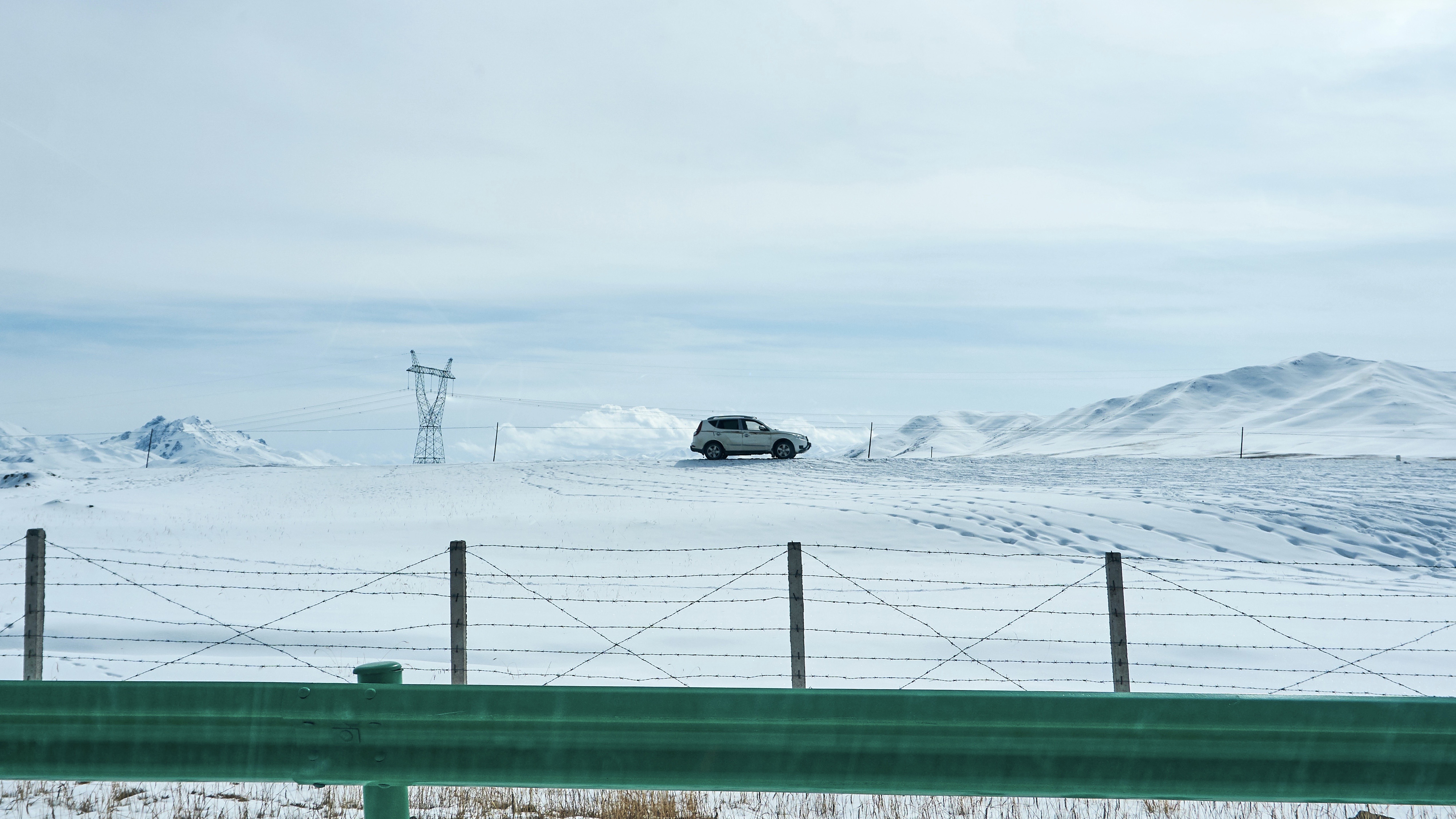 雪地中行驶的汽车独特户外魅力