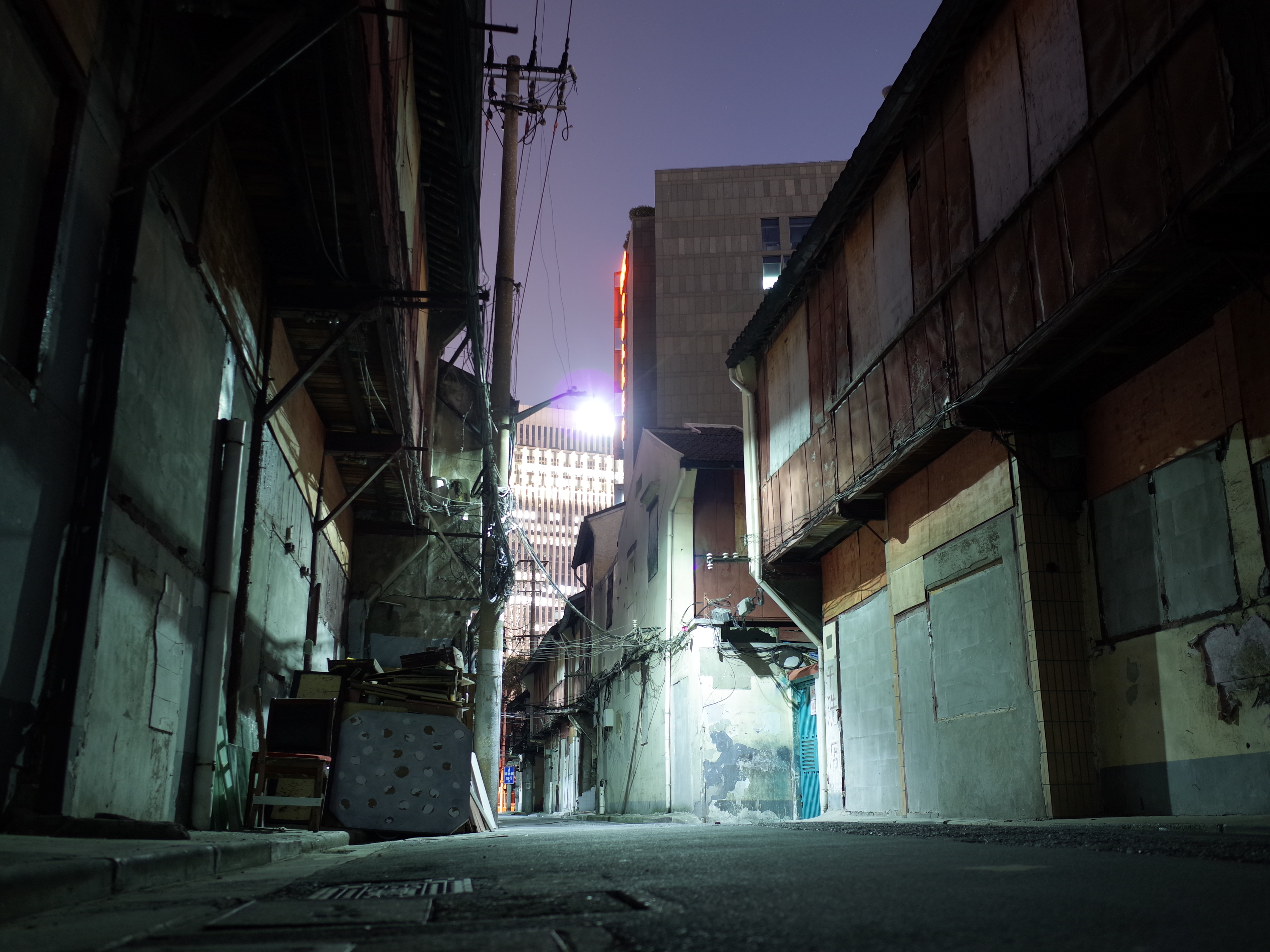 昏暗小巷展现独特夜景 城市风景电脑壁纸