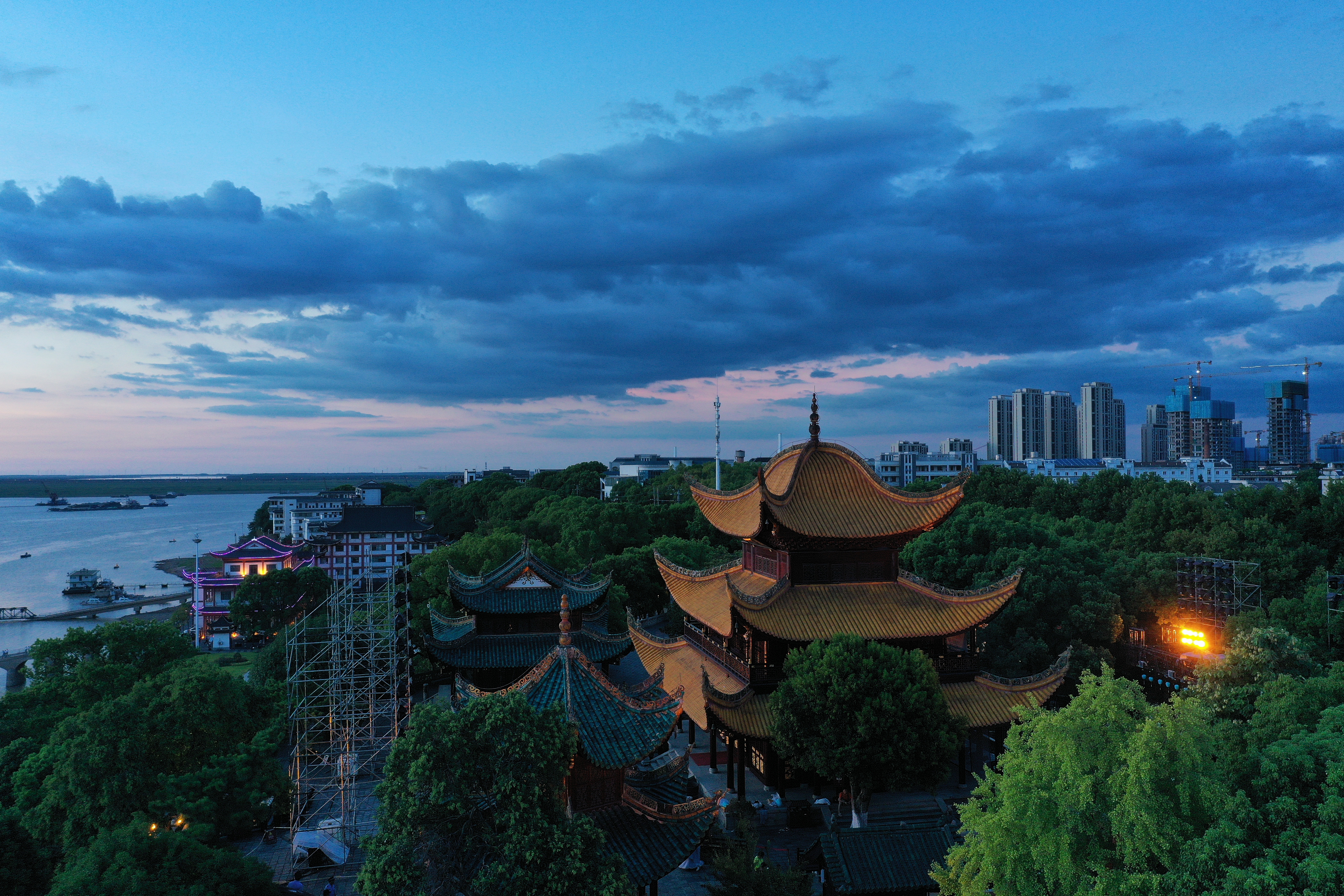 古建筑在黄昏下尽显中国风之美