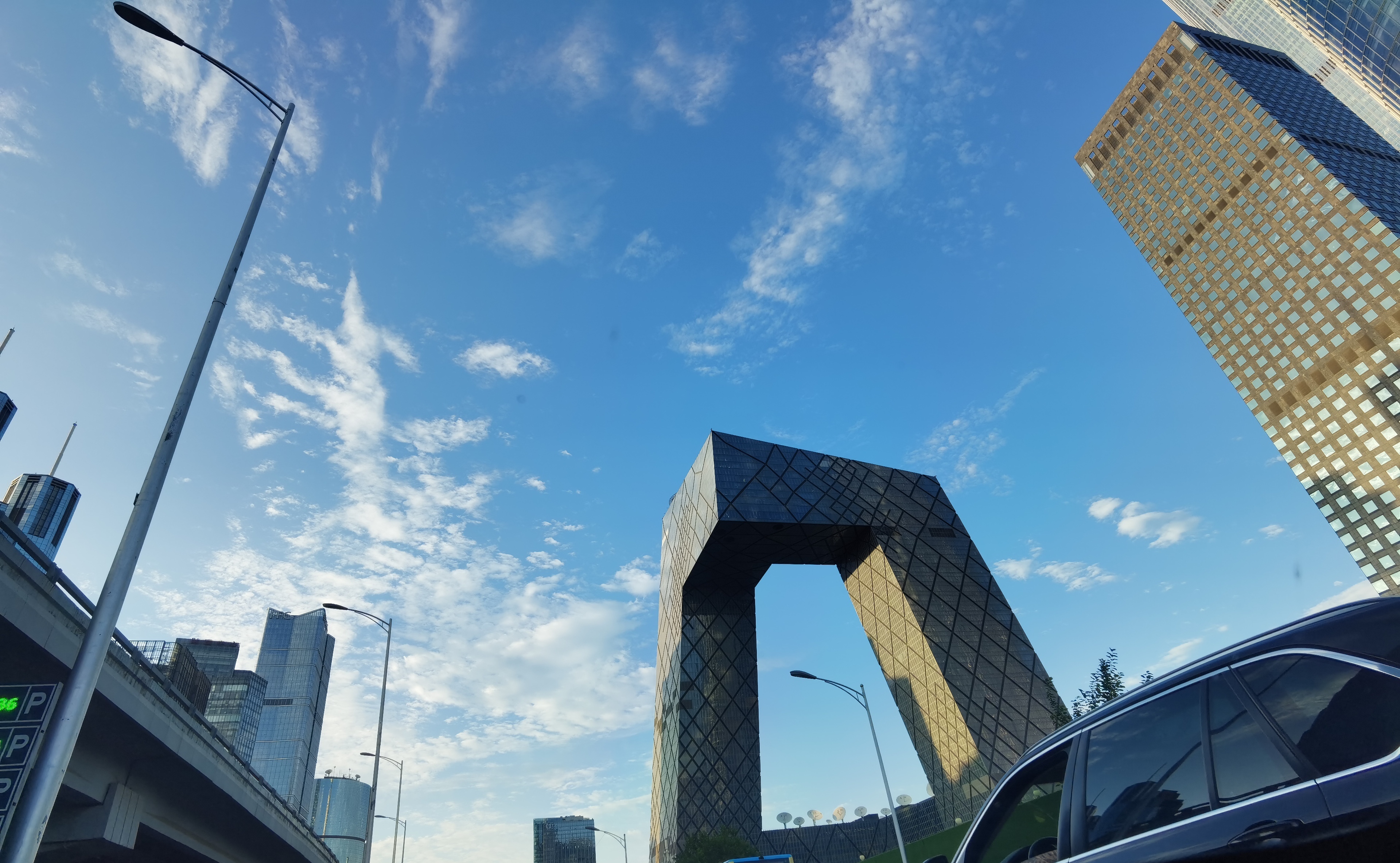 城市地标建筑的宏伟景象尽显时尚风范
