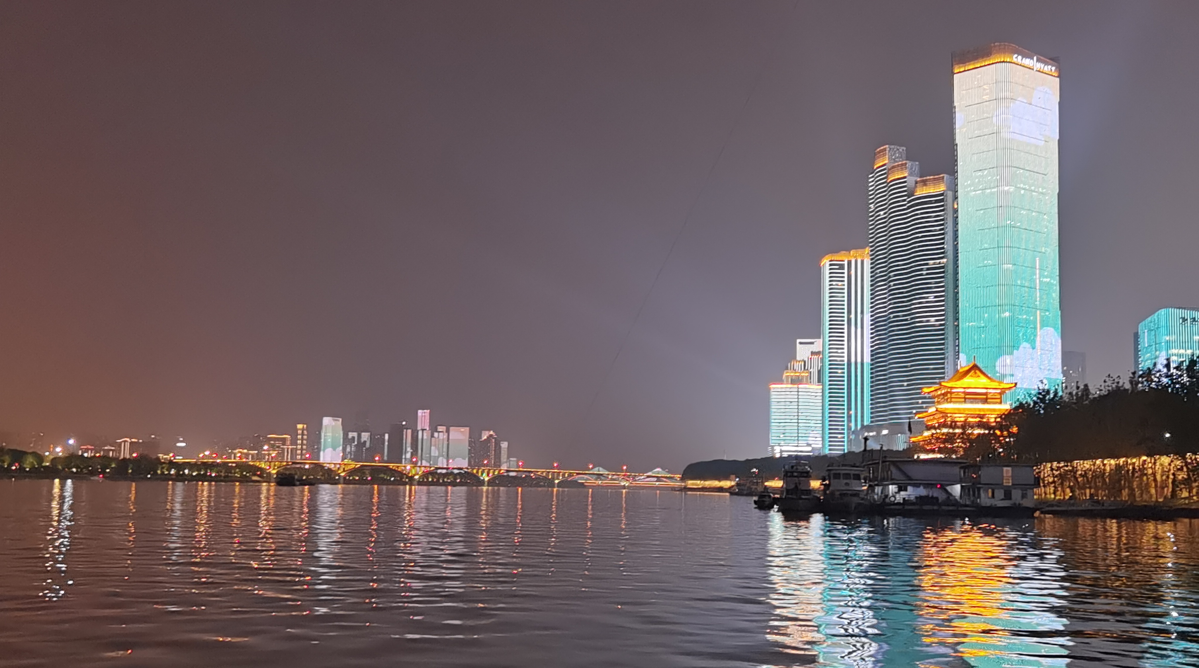 城市夜景灯火辉煌，江河水面倒映高楼大厦