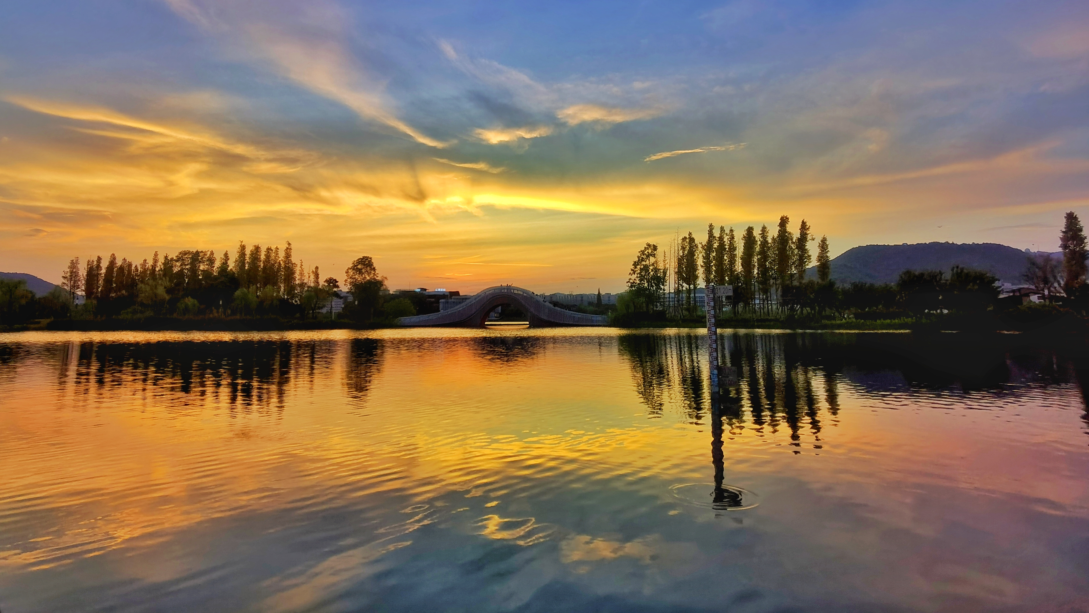 绝美湖泊夕阳景，赏心悦目的电脑壁纸
