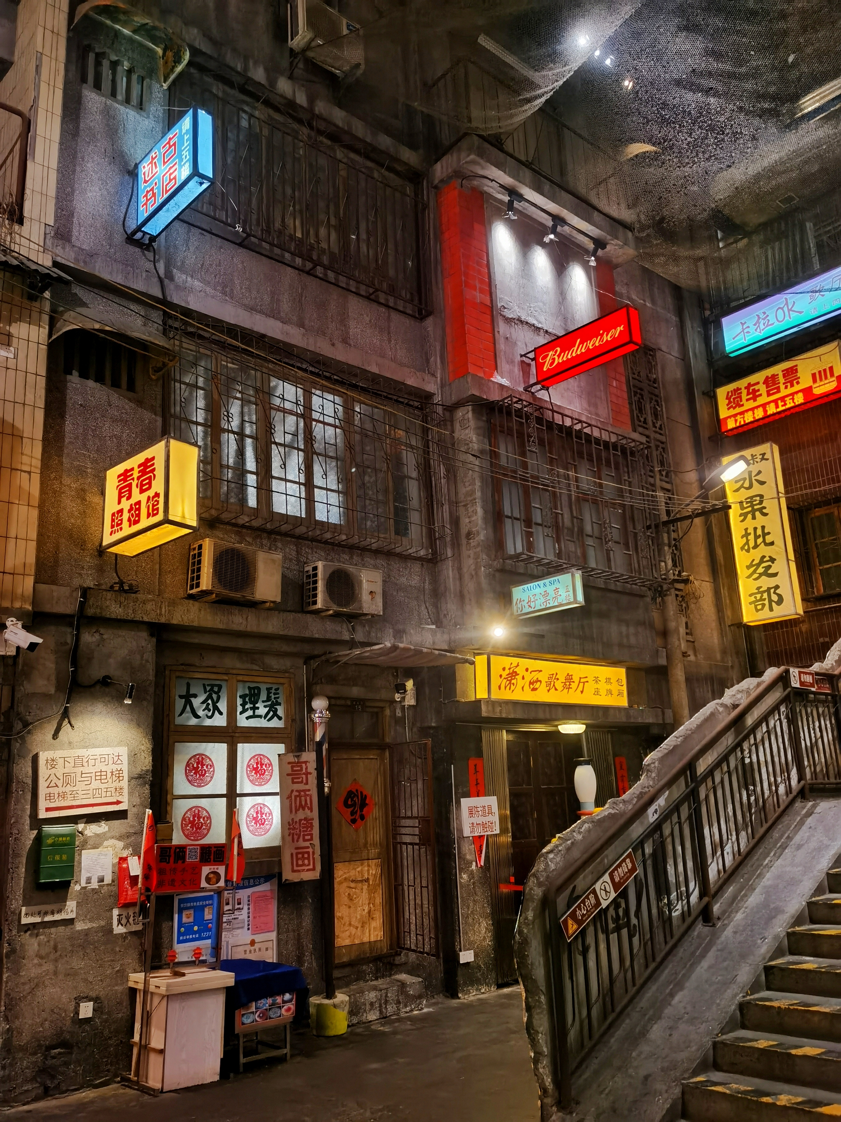 复古街道尽显怀旧风情 美发店招牌吸睛