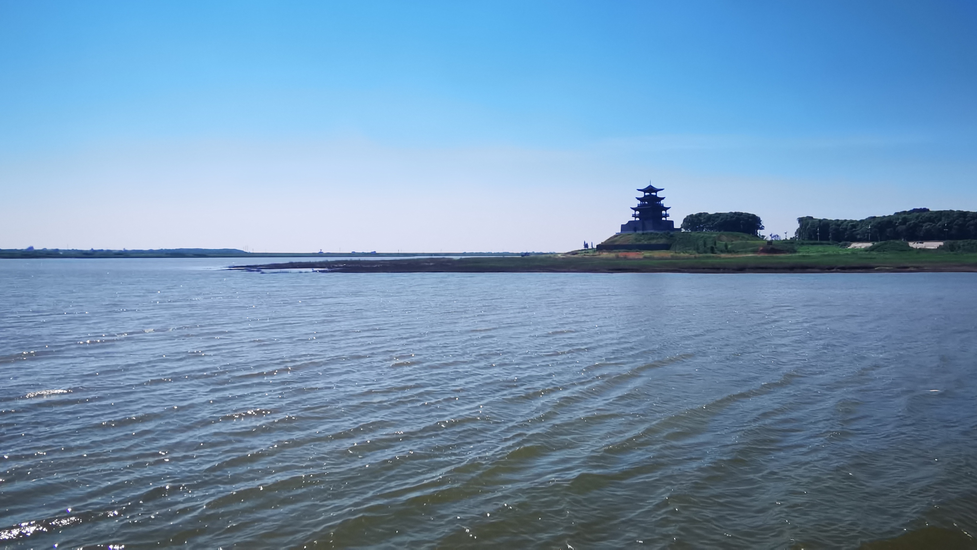湖泊之上的古建筑，尽显宁静之美