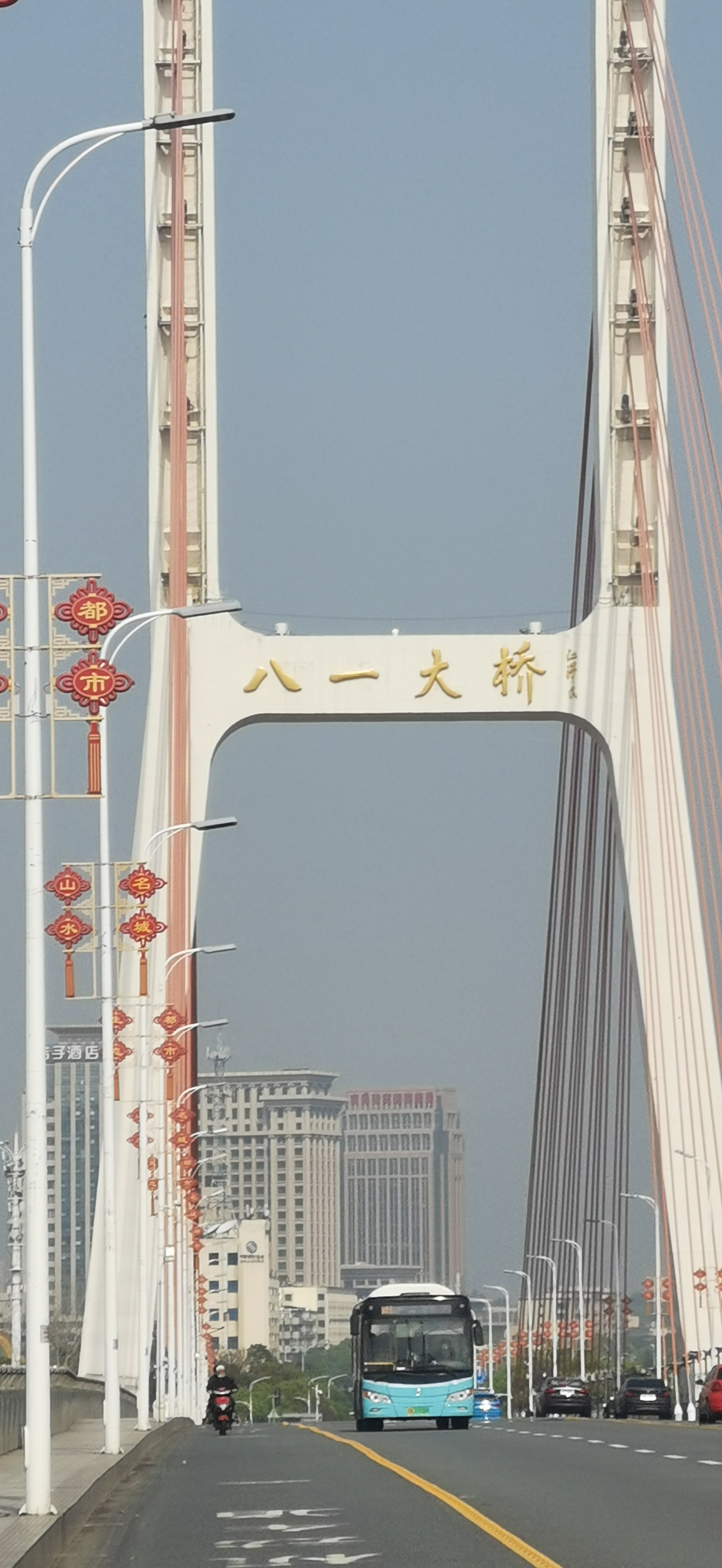八一大桥上的公交车，尽显城市风貌