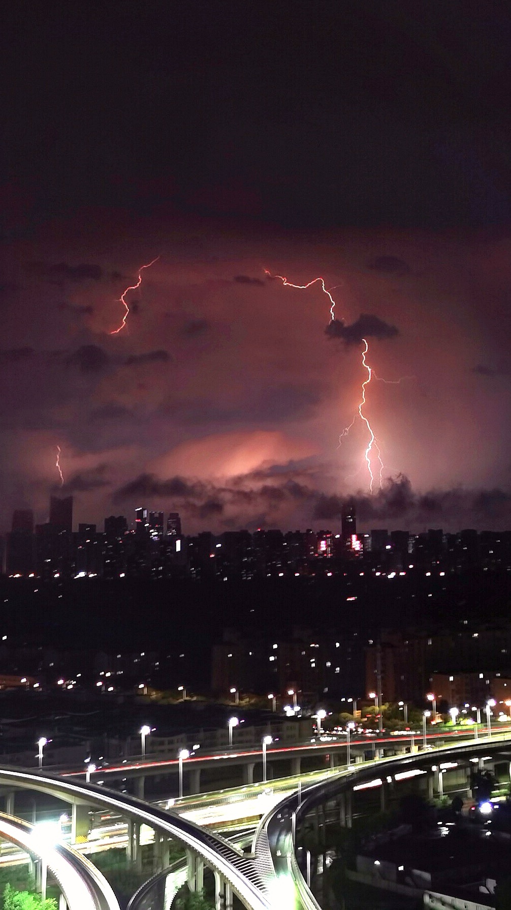 城市夜空闪电交加 震撼夜景尽显独特魅力