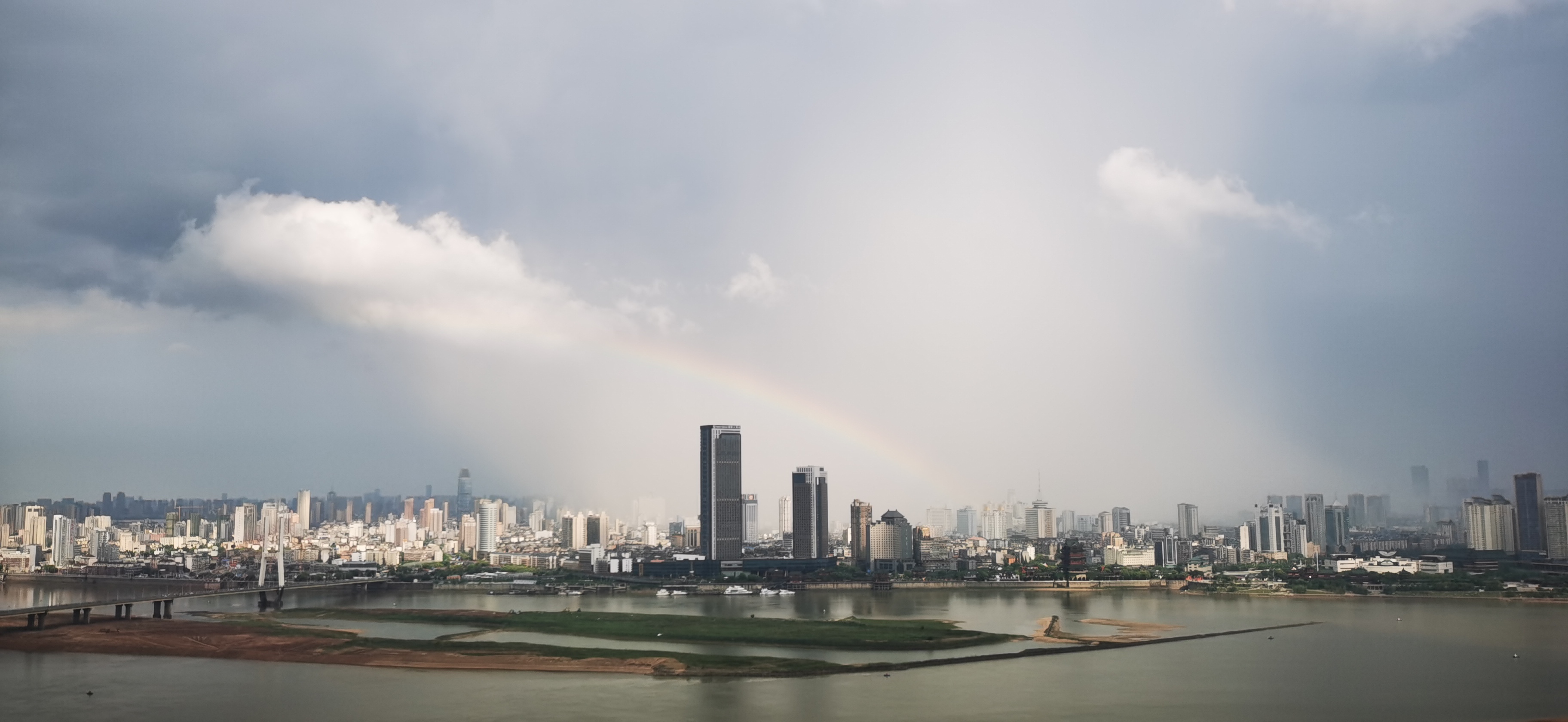 城市景观现彩虹，震撼美景令人陶醉