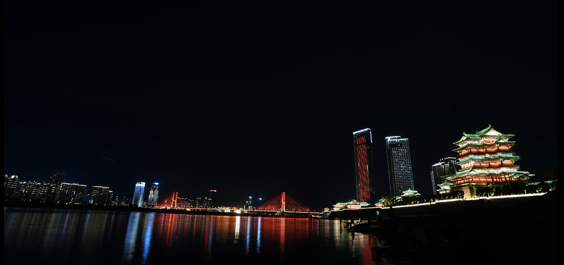 璀璨夜景下的古建筑 城市地标尽显魅力