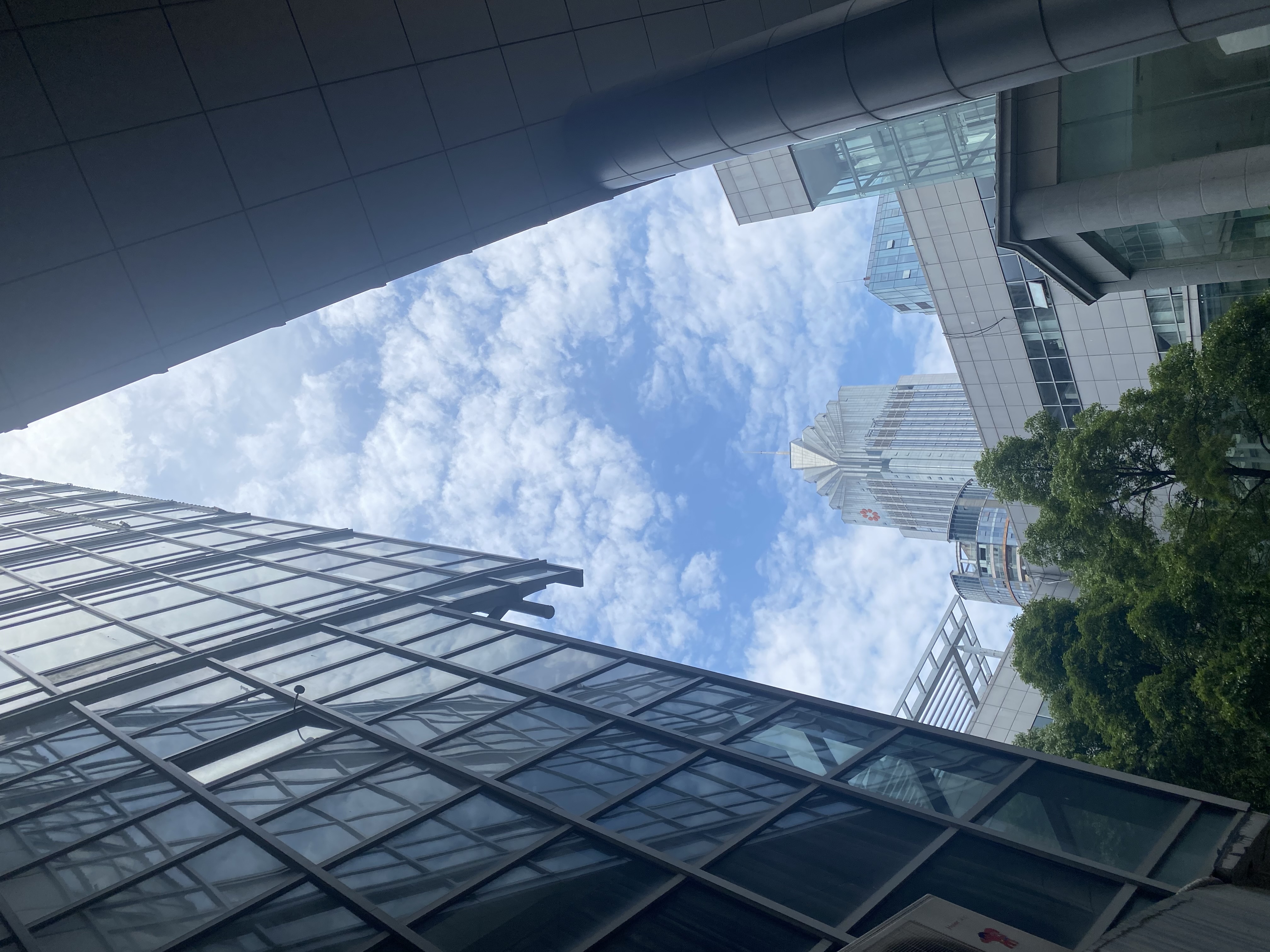 现代化高楼大厦展现都市商务魅力
