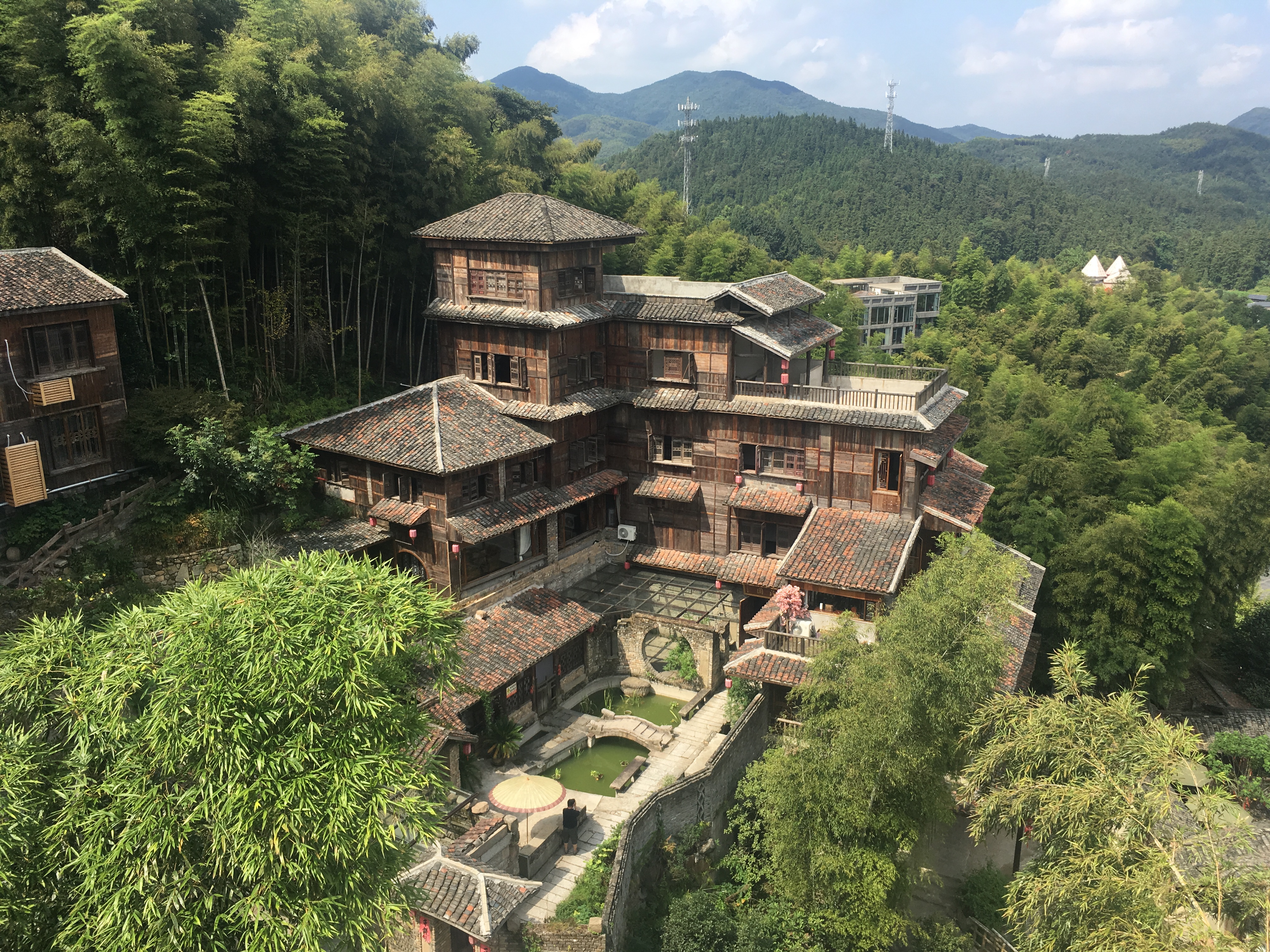 森林中特色古建筑，赏景休闲好去处