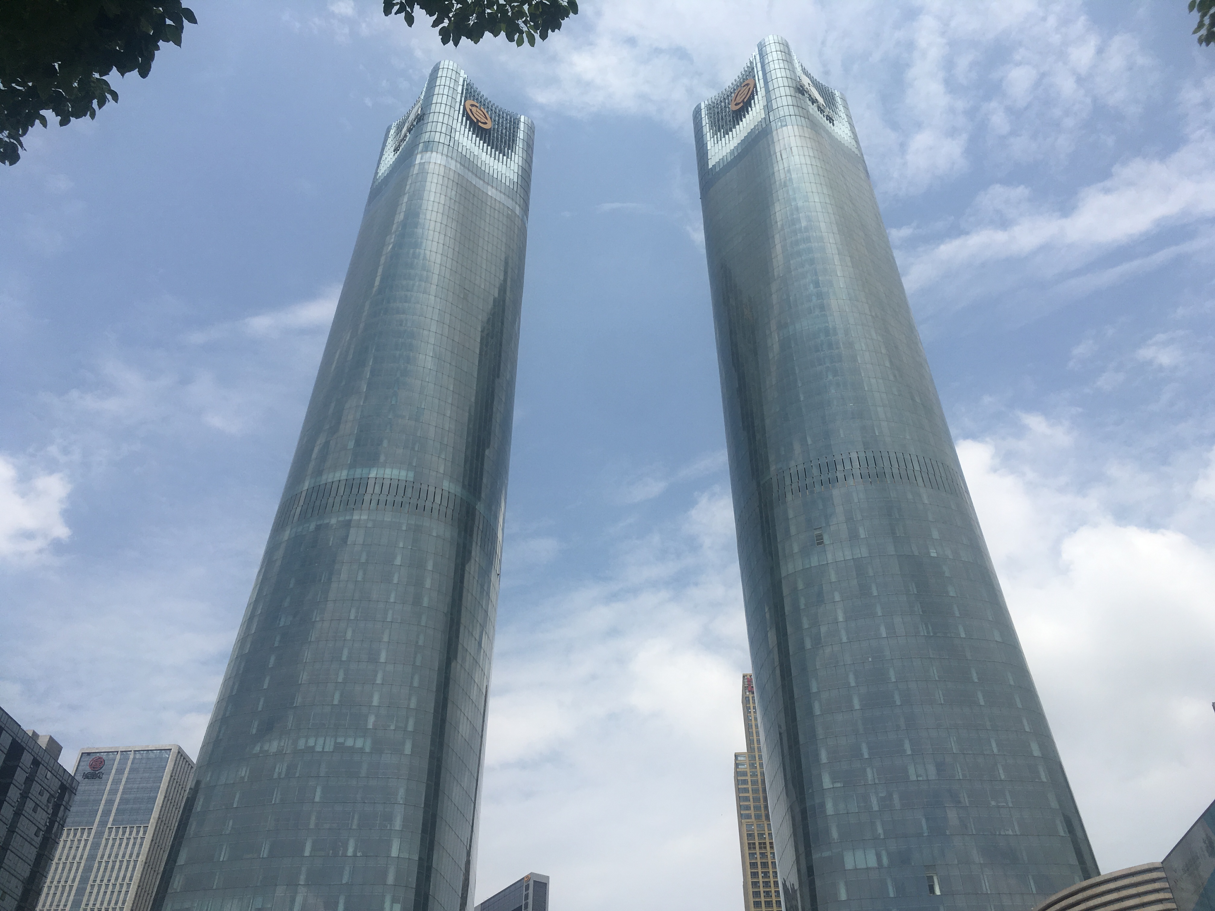 壮观双子塔摩天大楼尽显城市地标风采