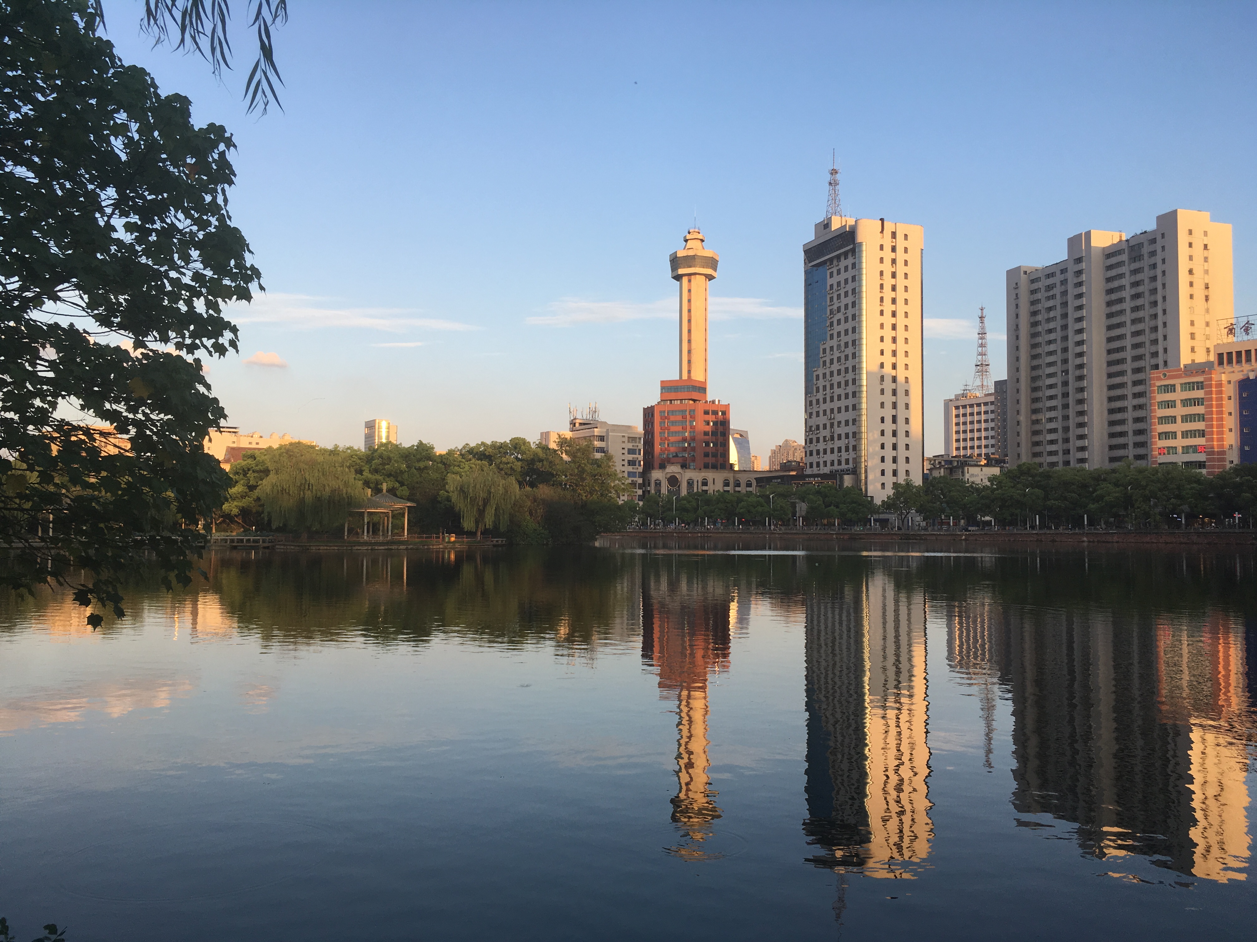 城市湖泊风光尽显，高楼倒影美如画
