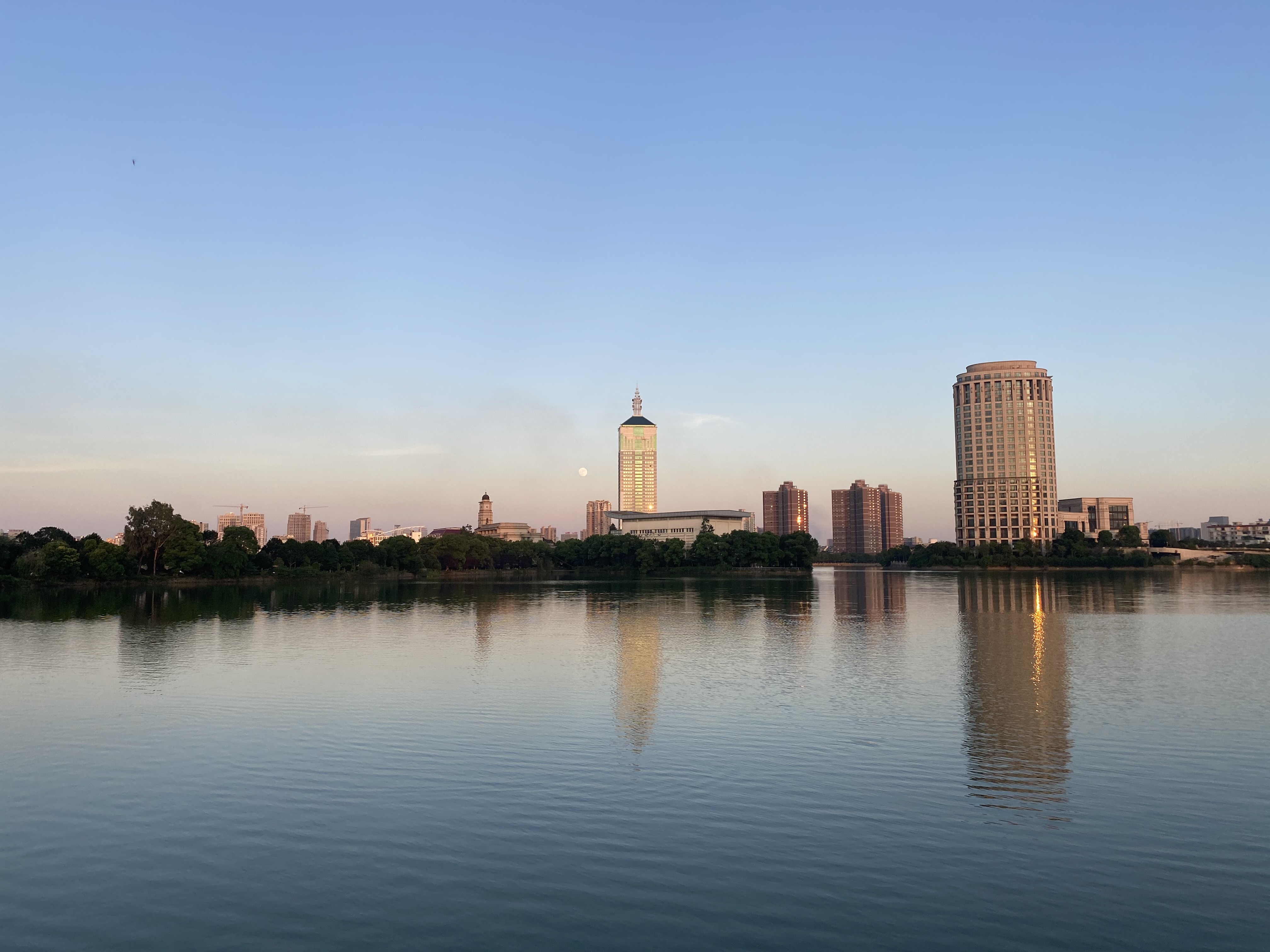 湖泊映照城市建筑的美丽风景