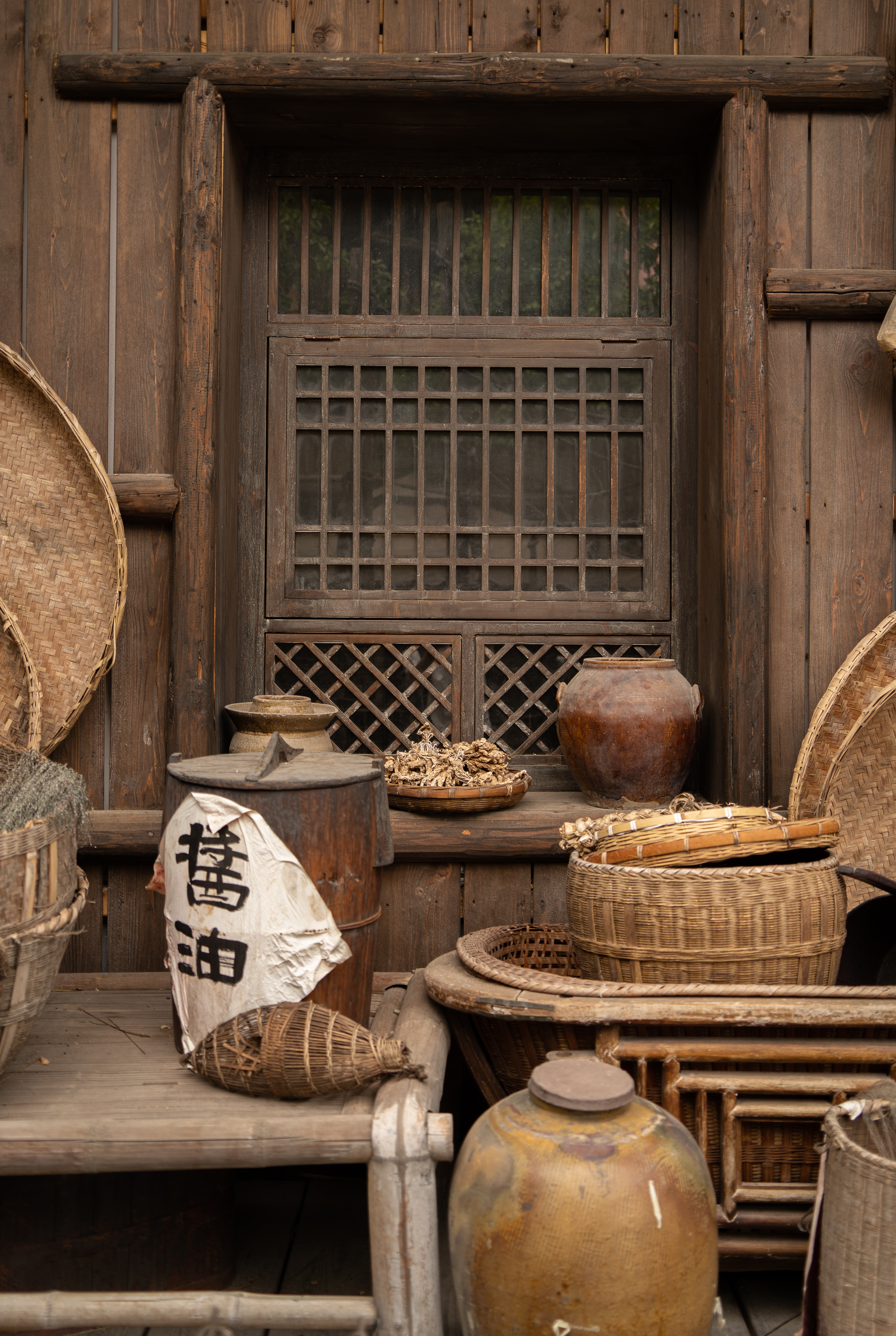 古旧乡村风老式容器及农具组合场景展示
