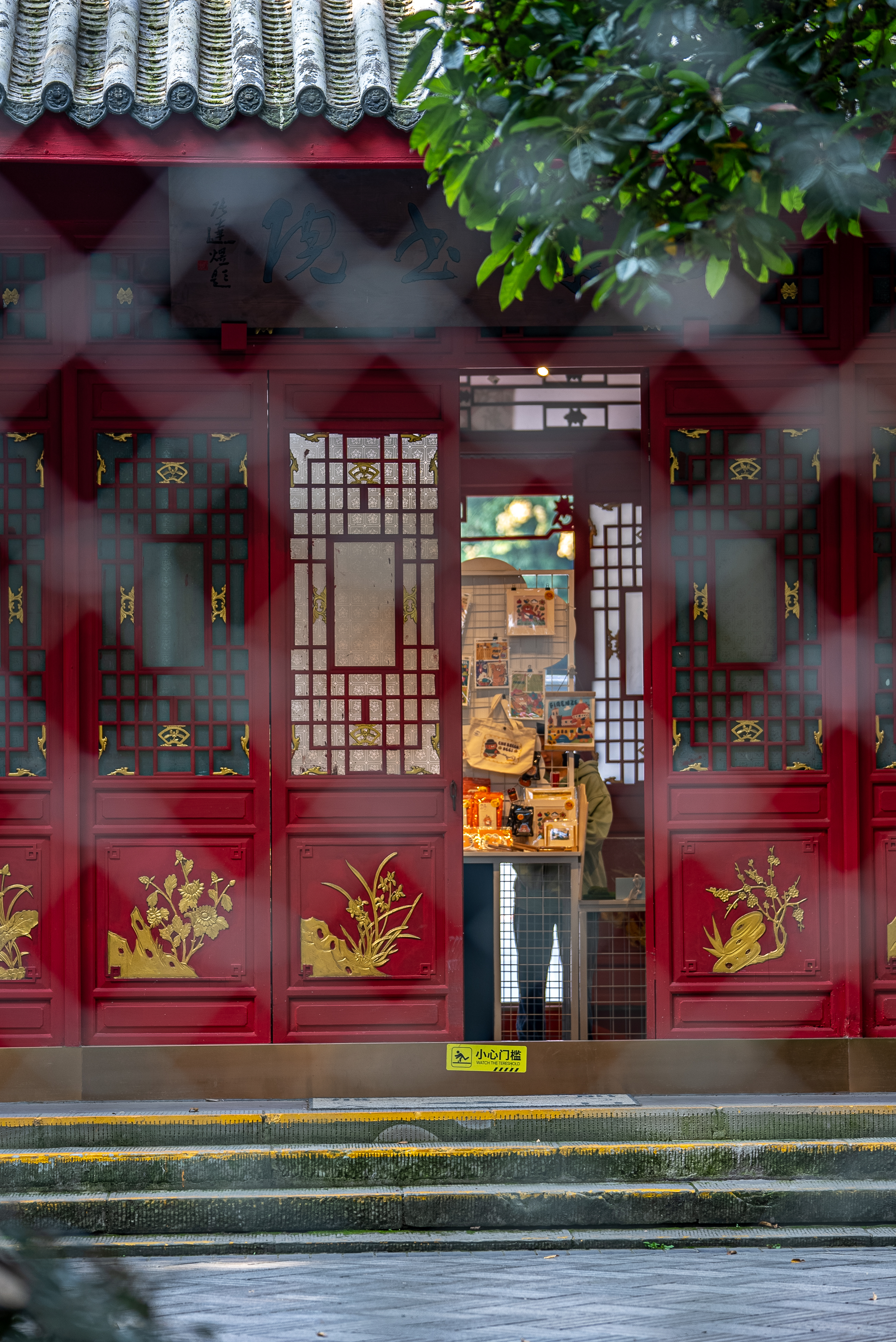 古建筑门前的特色商铺尽显中国风韵味