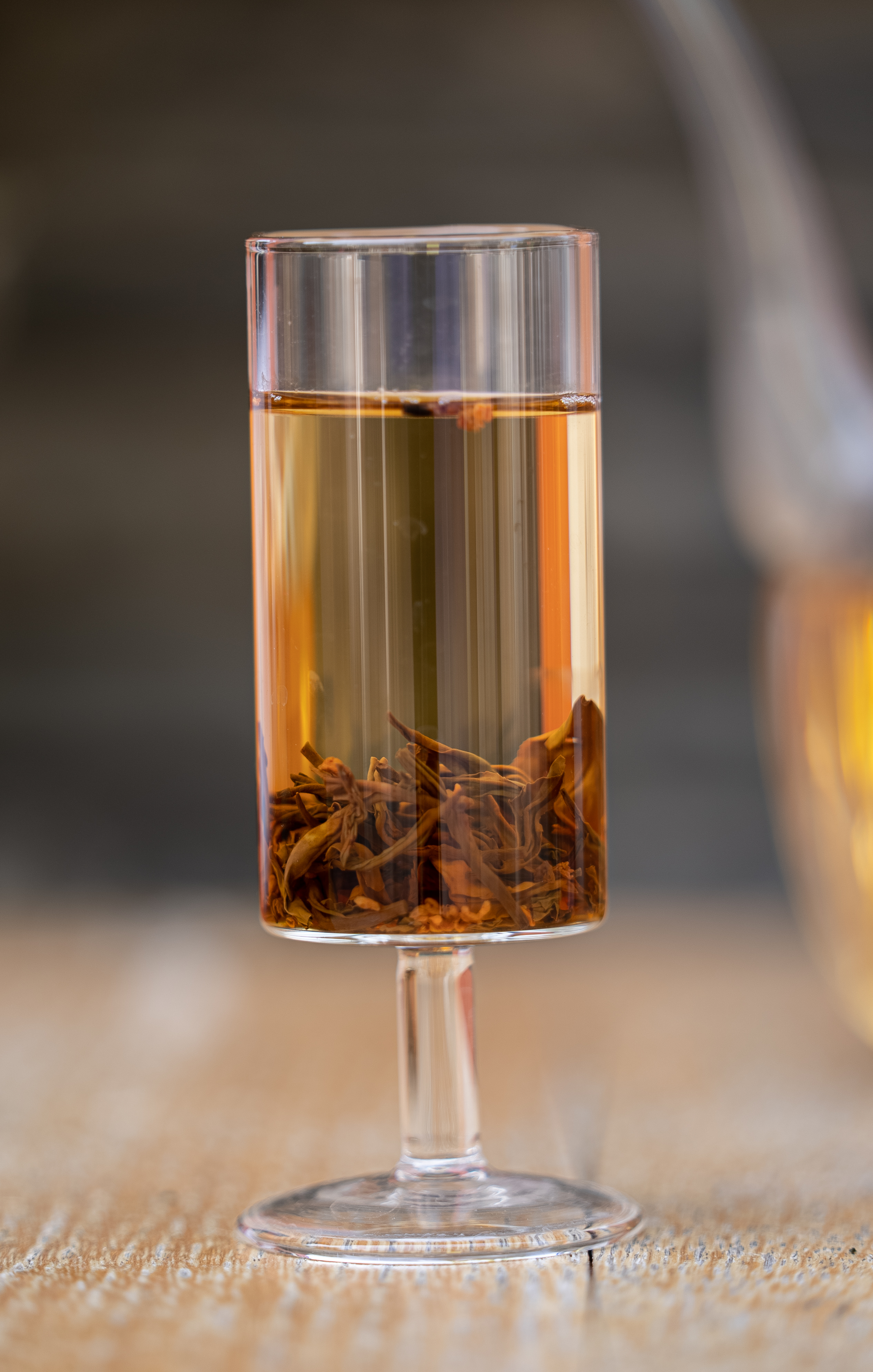 透明高脚杯中盛放着诱人的茶叶饮品