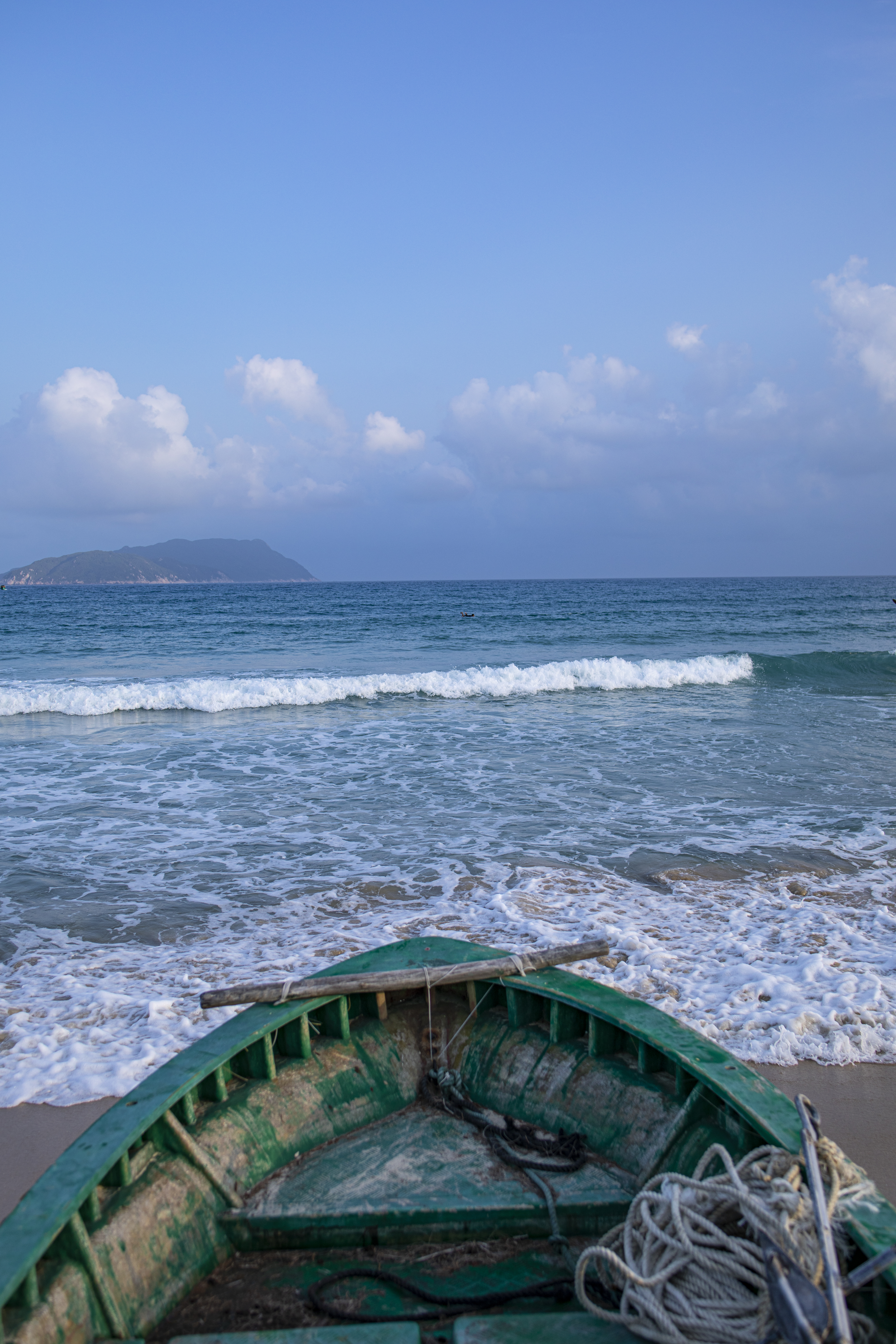 海边的绿色小船赏海洋美景的电脑壁纸