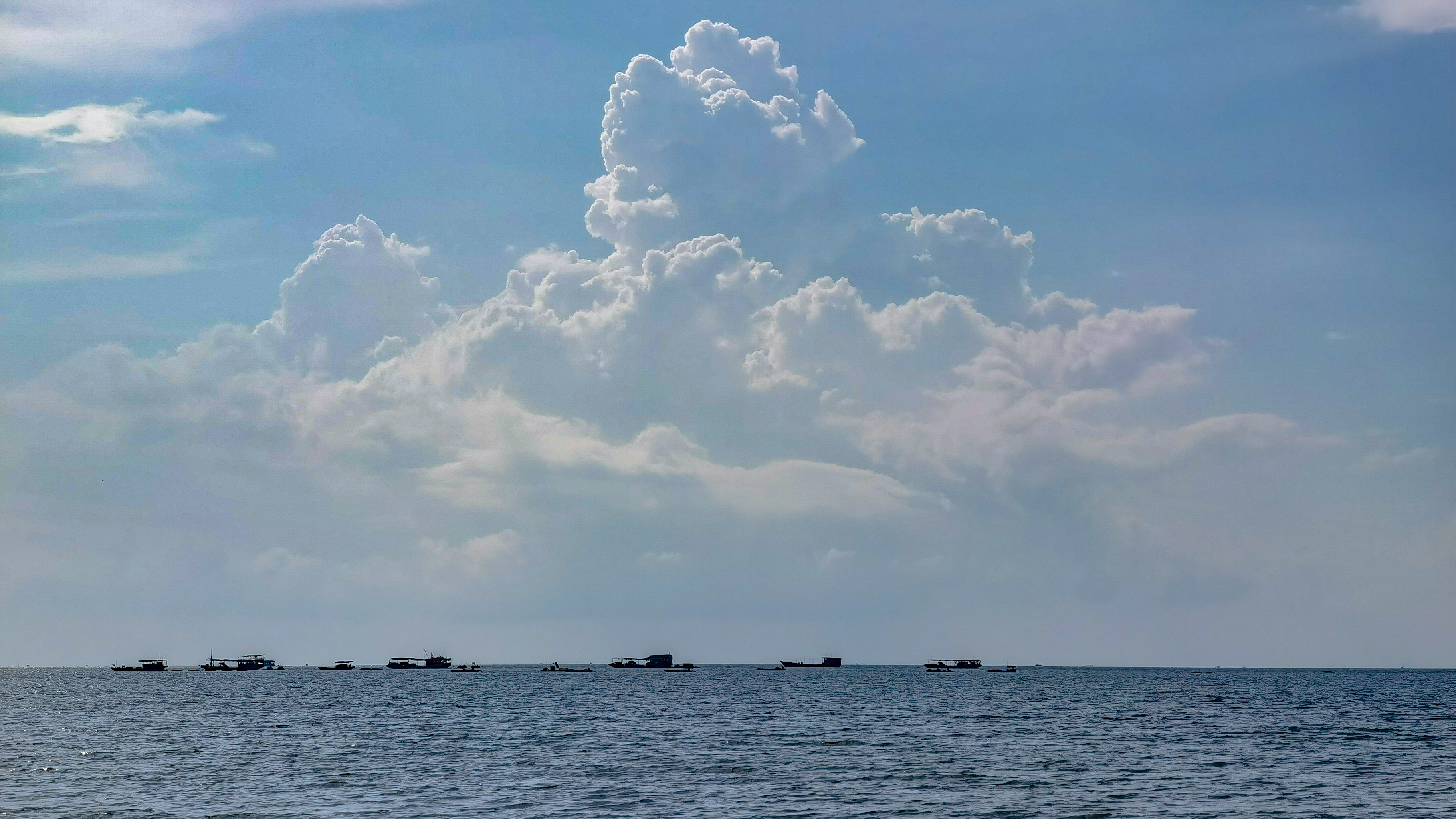 广阔海洋之上白云朵朵的美丽景象