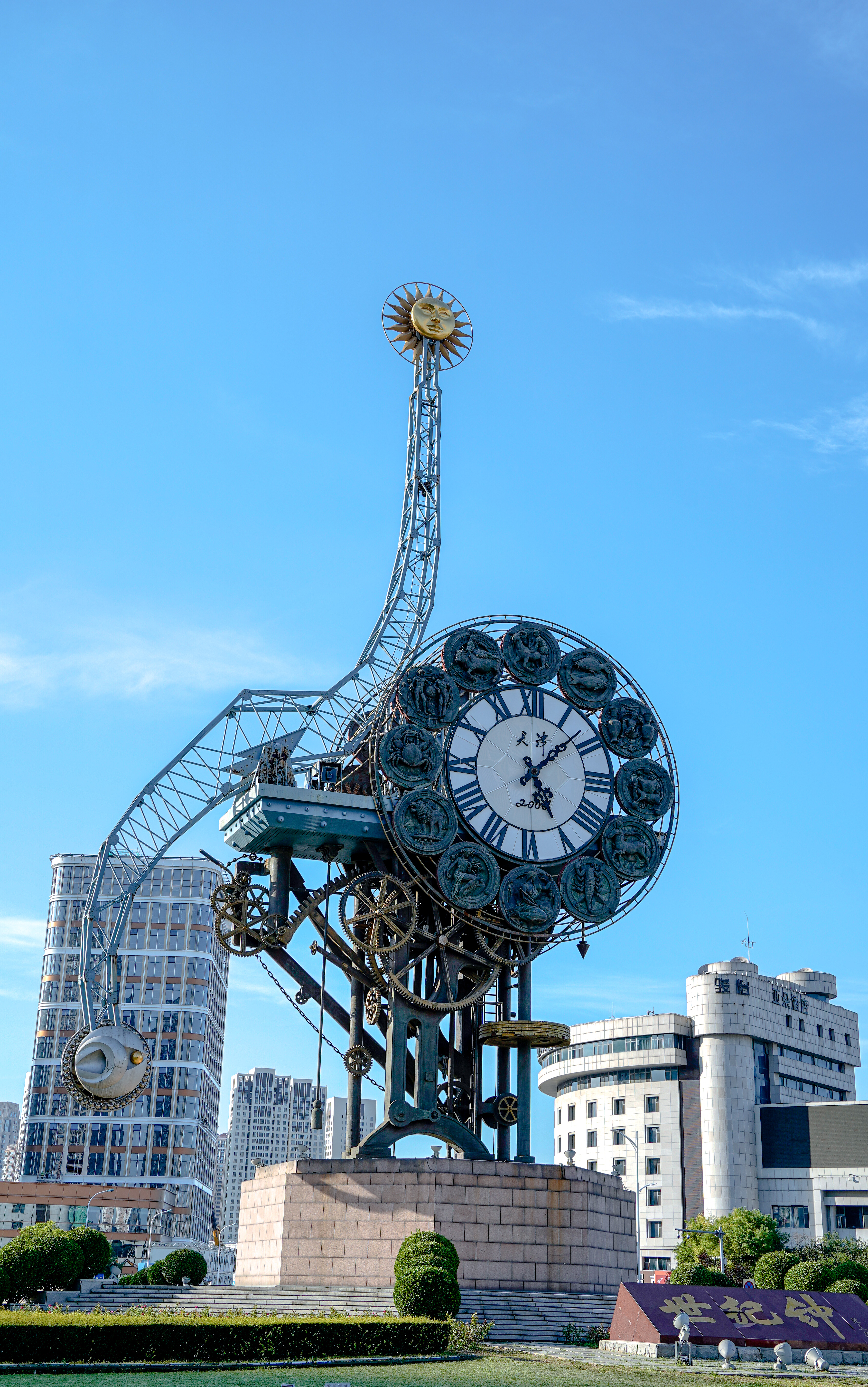 独特创意的地标建筑天津世纪钟雕塑展示
