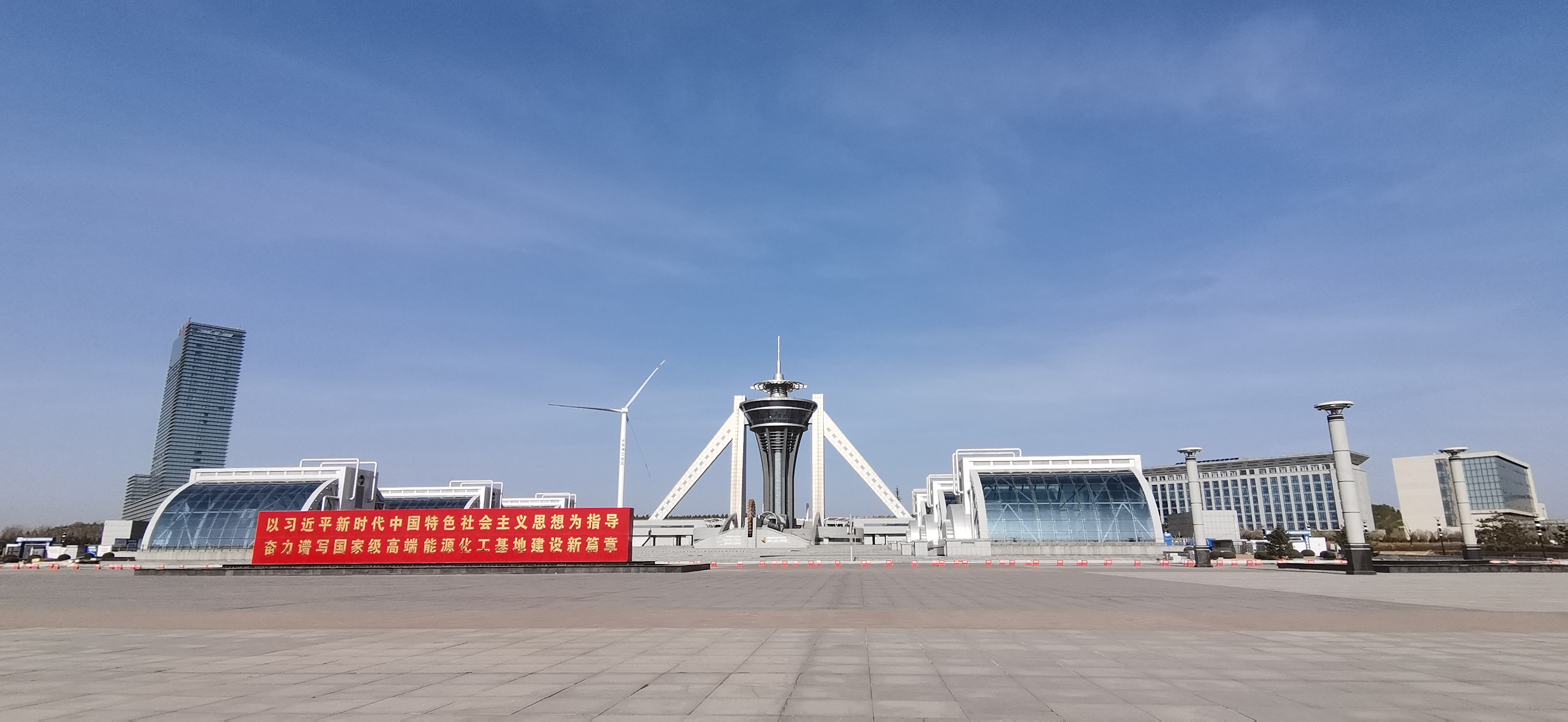 地标建筑前的红色宣传物料城市风貌