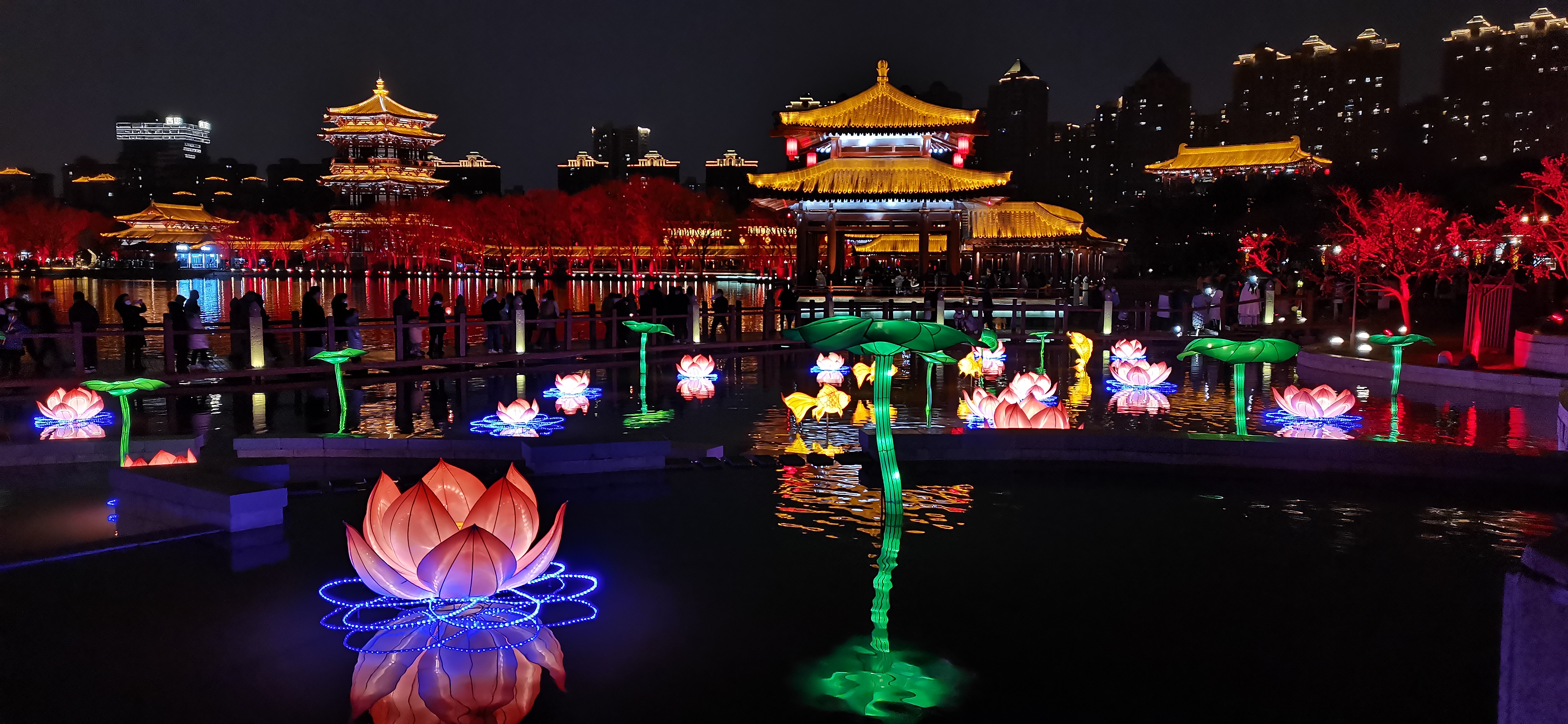 夜景中古建筑旁的多彩花灯美轮美奂