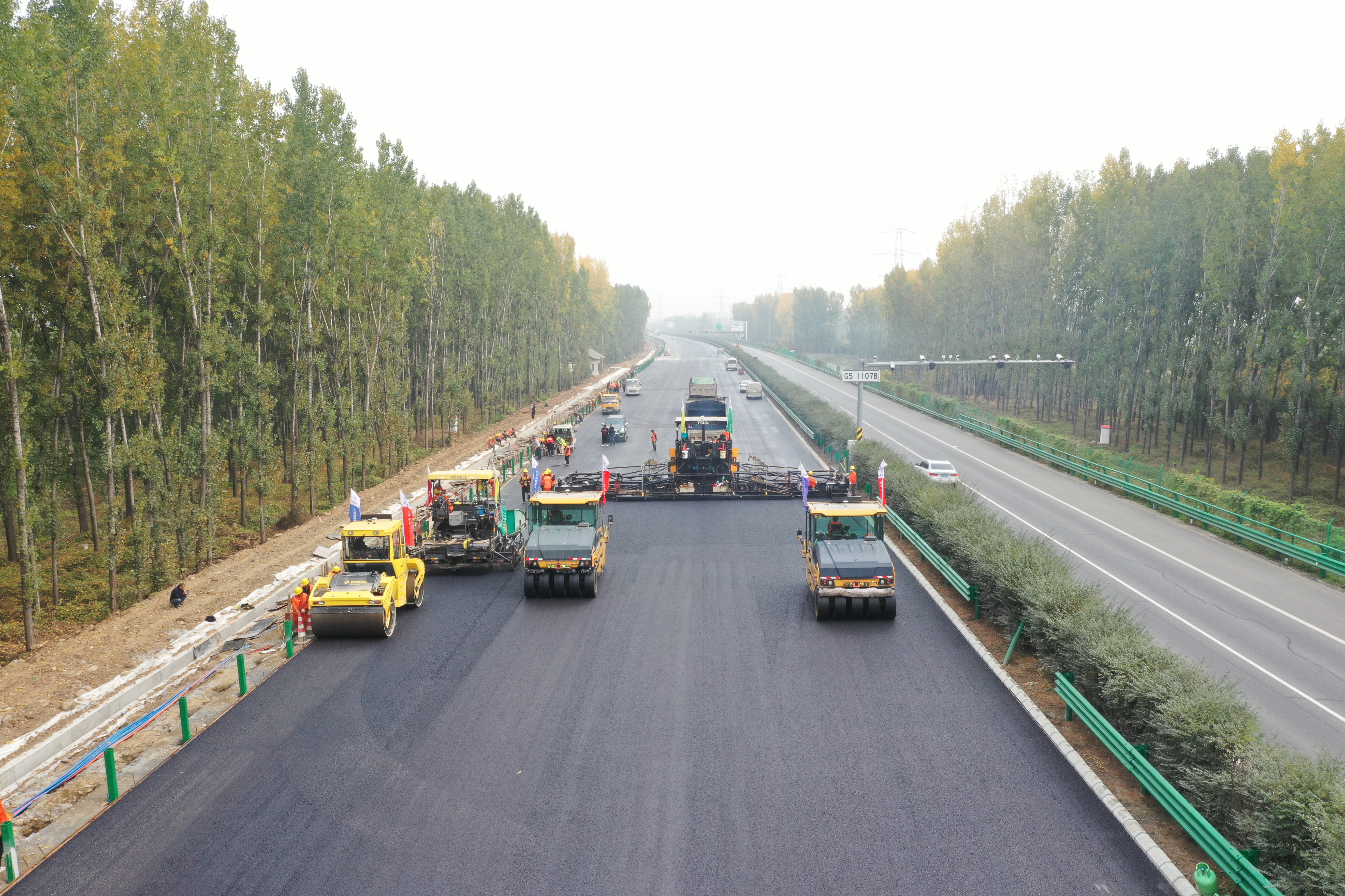 高速公路施工现场台机械协同作业