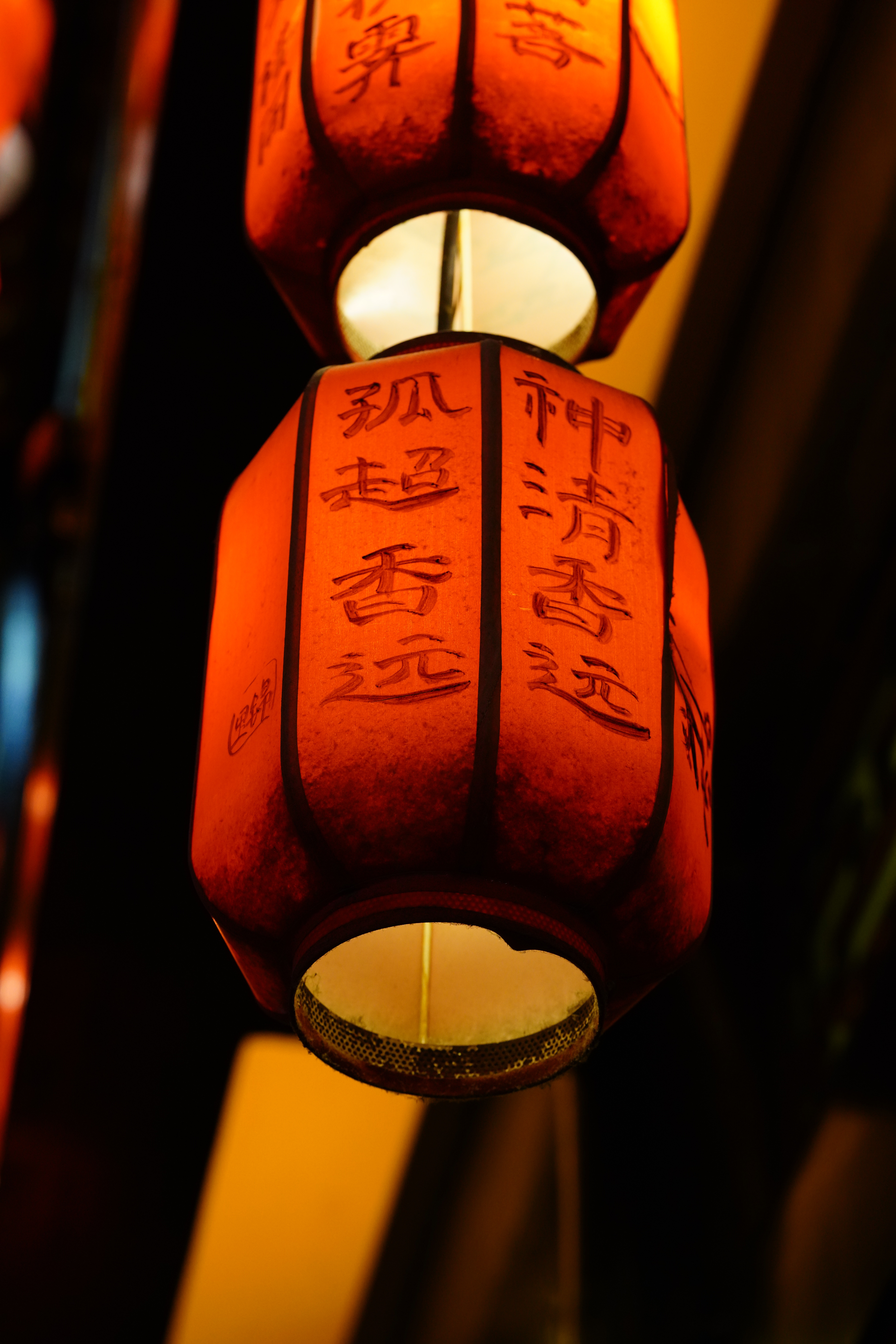 古雅红灯笼上的书法文字中国风韵味