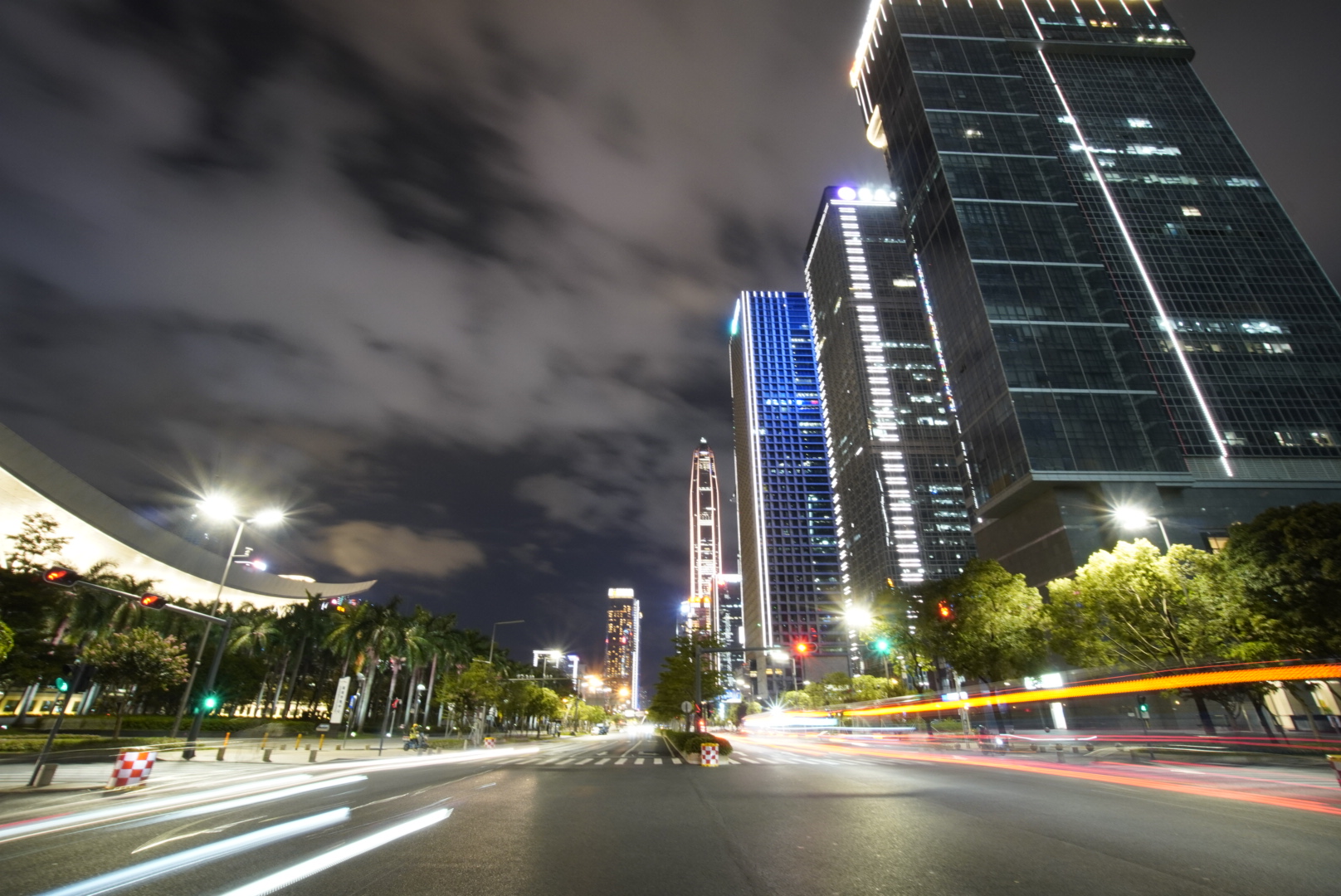 繁华都市夜景 城市街道汽车流光溢彩