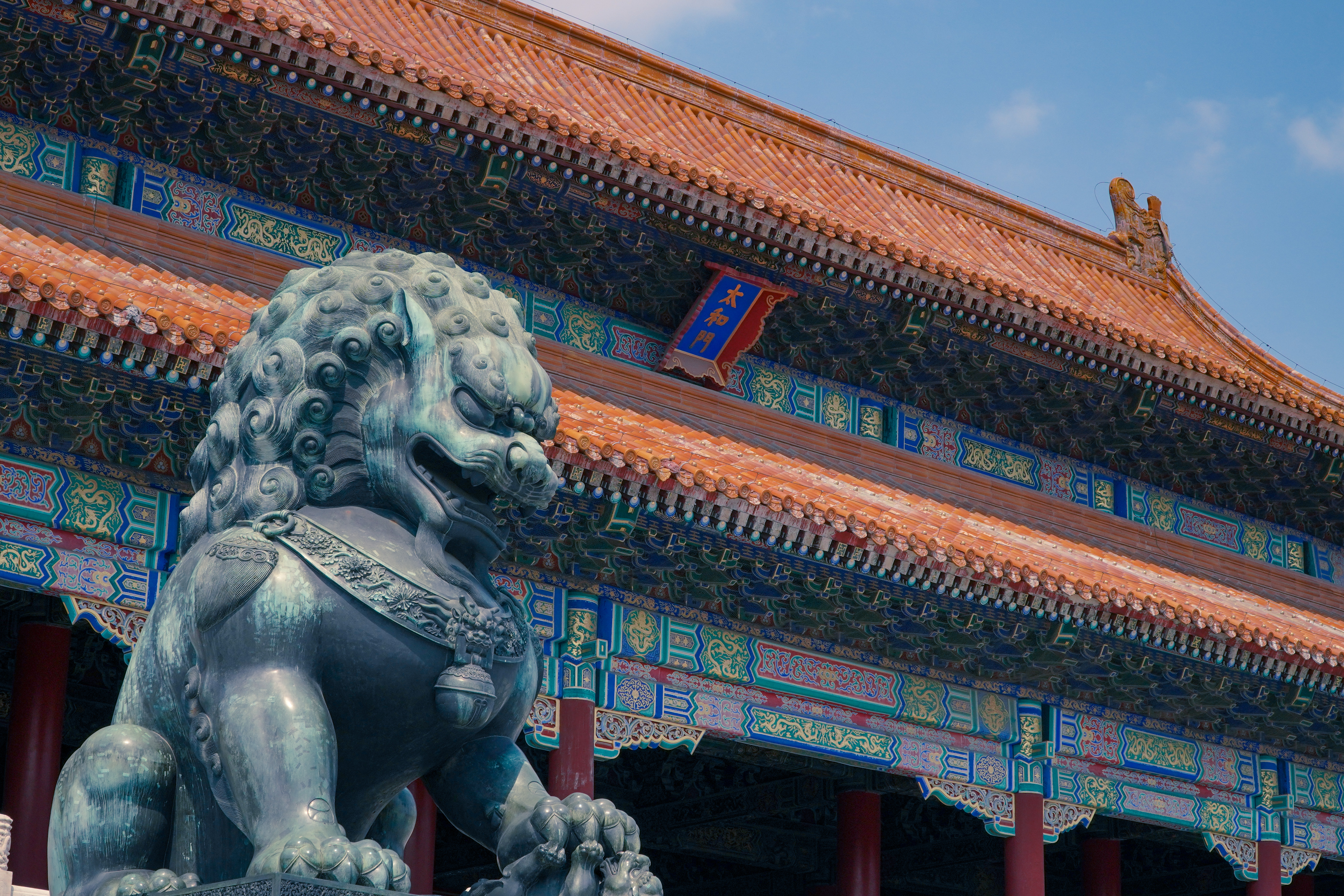 古建筑前的铜狮雕像中国风之美