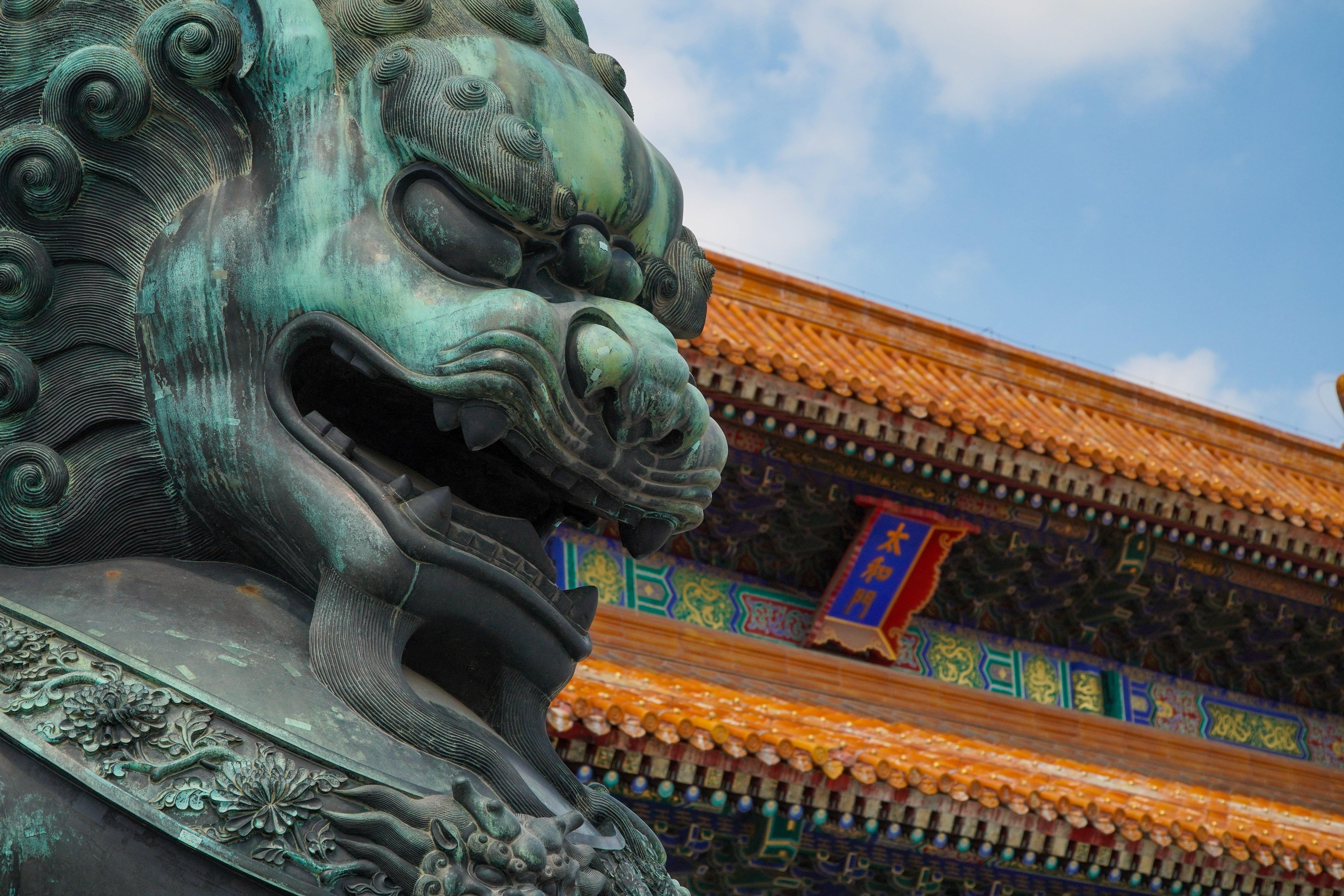 古老铜狮与古建筑中国风