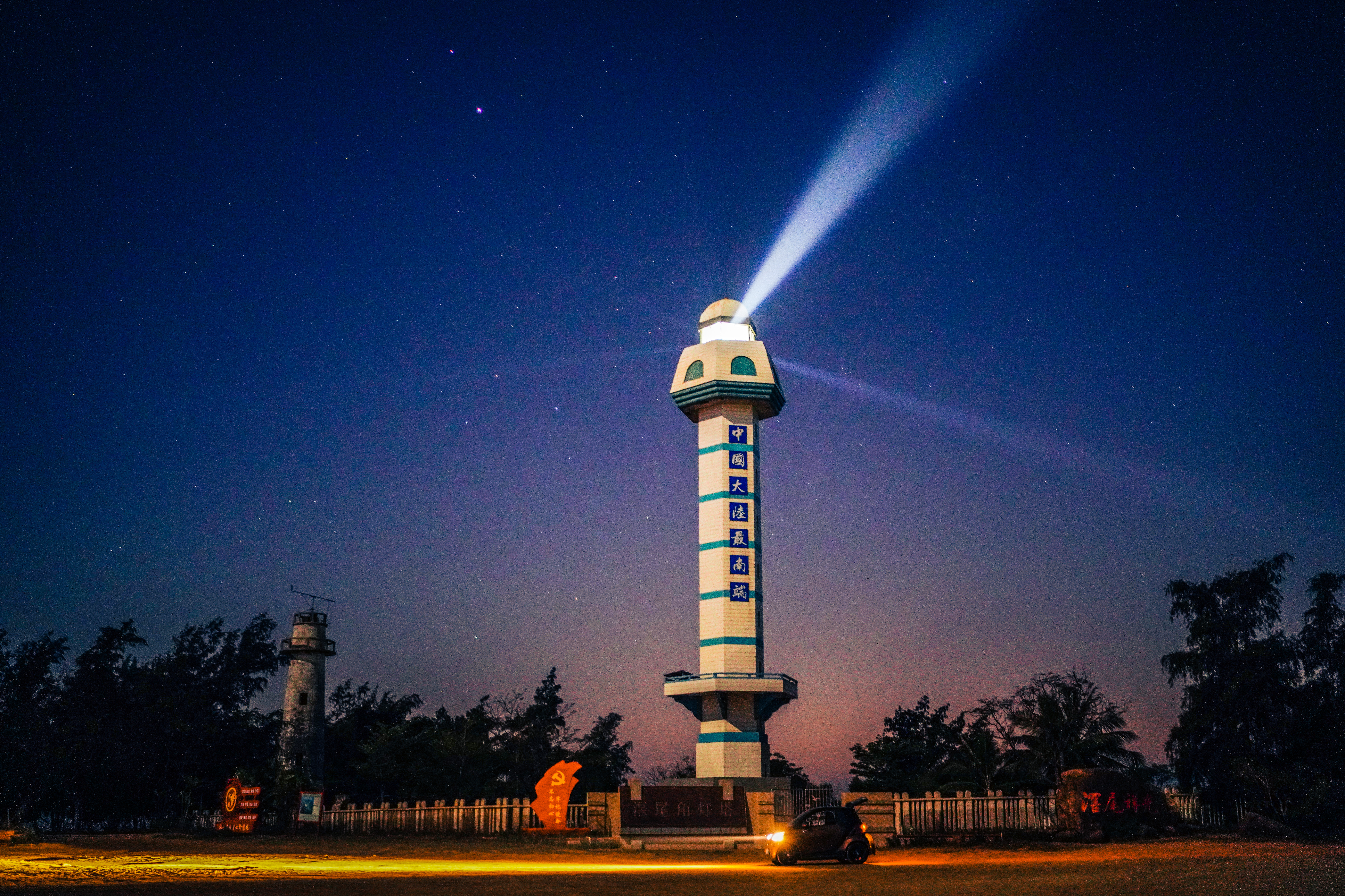星空下的灯塔照亮黑夜壁纸视觉