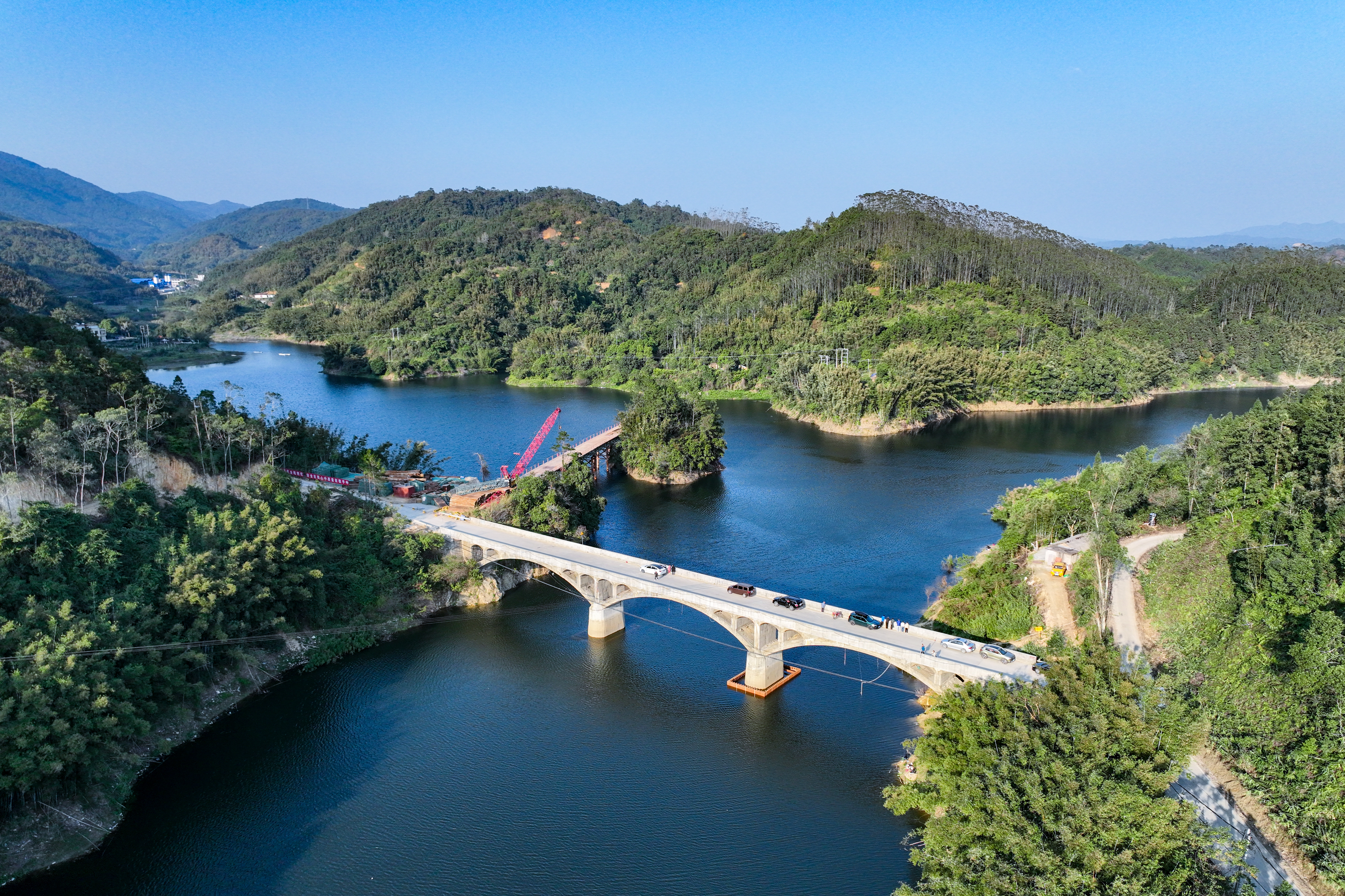 横跨湖泊的桥梁 展现自然宣传物料