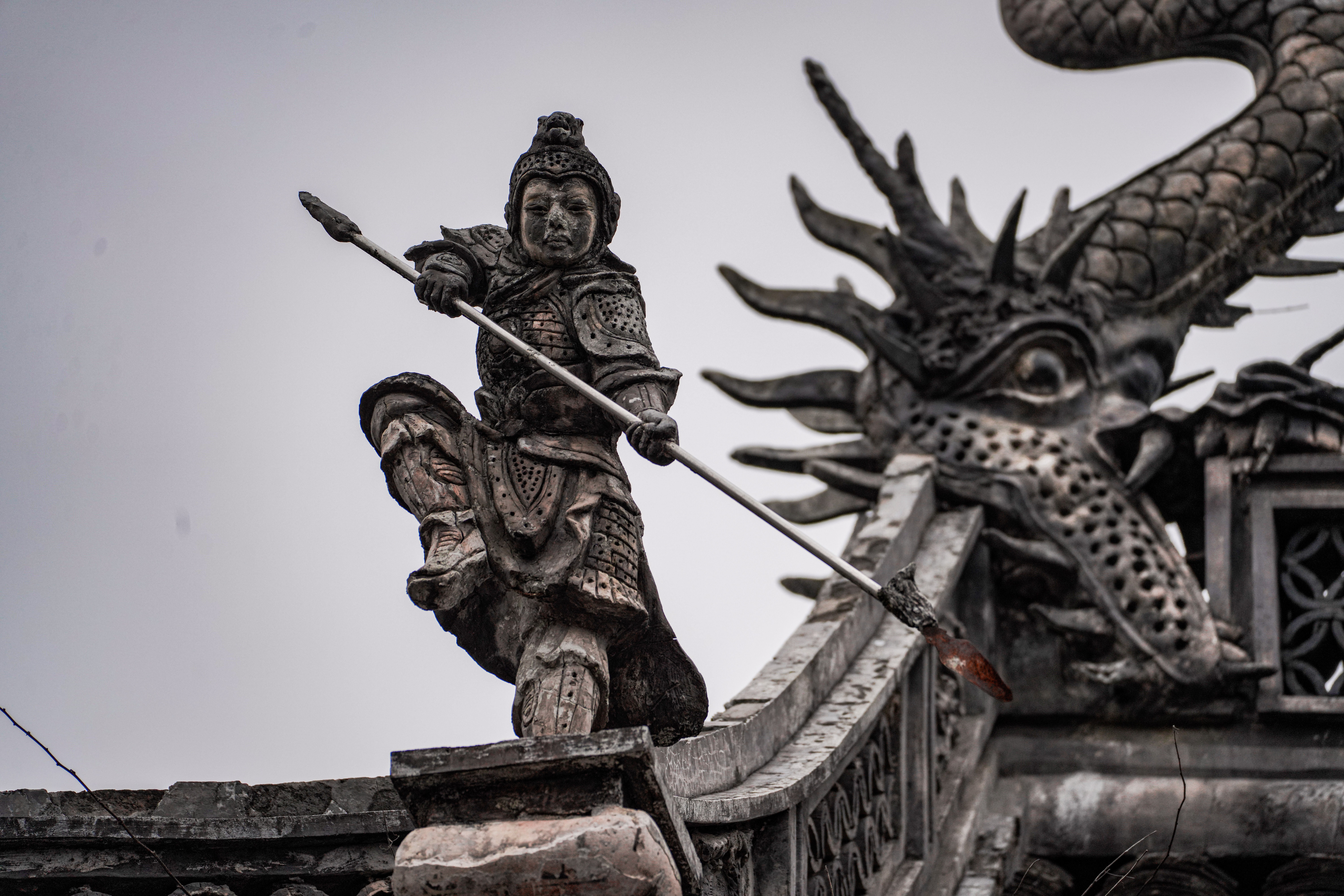 古建筑上的持矛武士雕像历史韵味