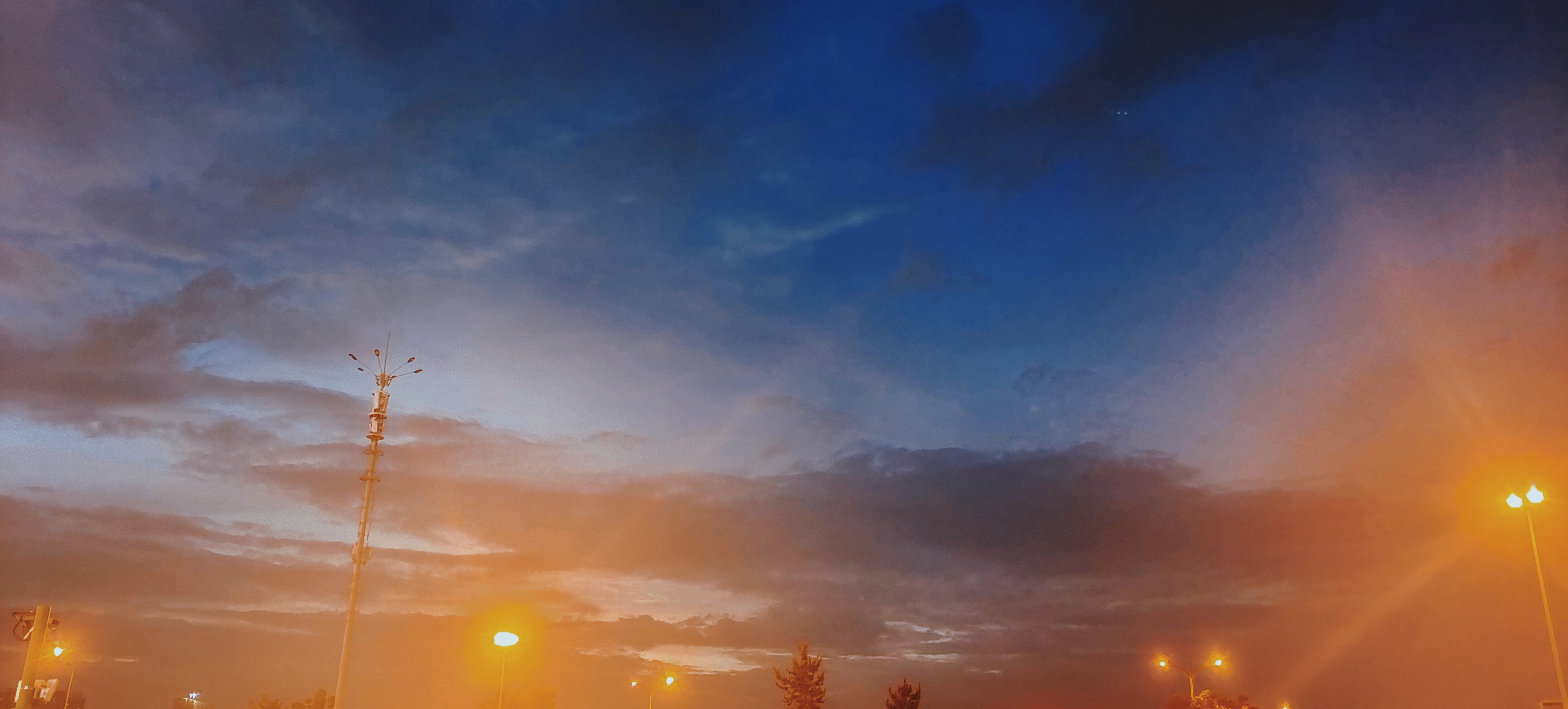 黄昏时分的天空美景 手机壁纸