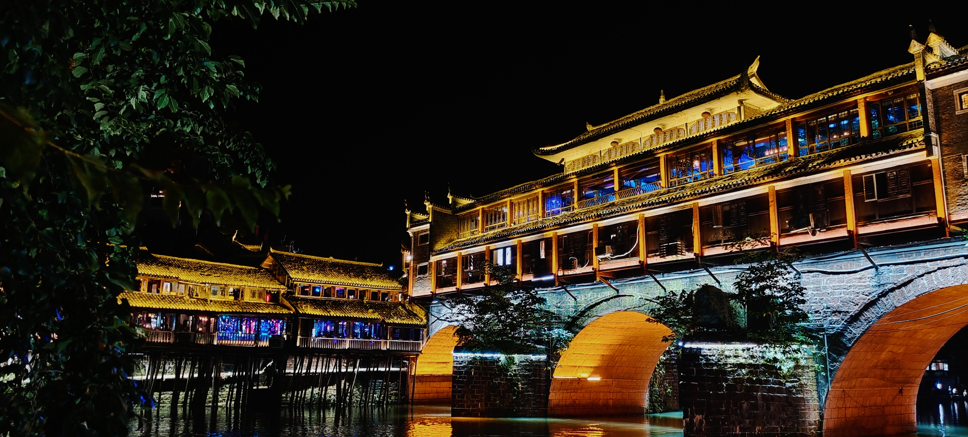 古色古香的古建筑夜景美如画