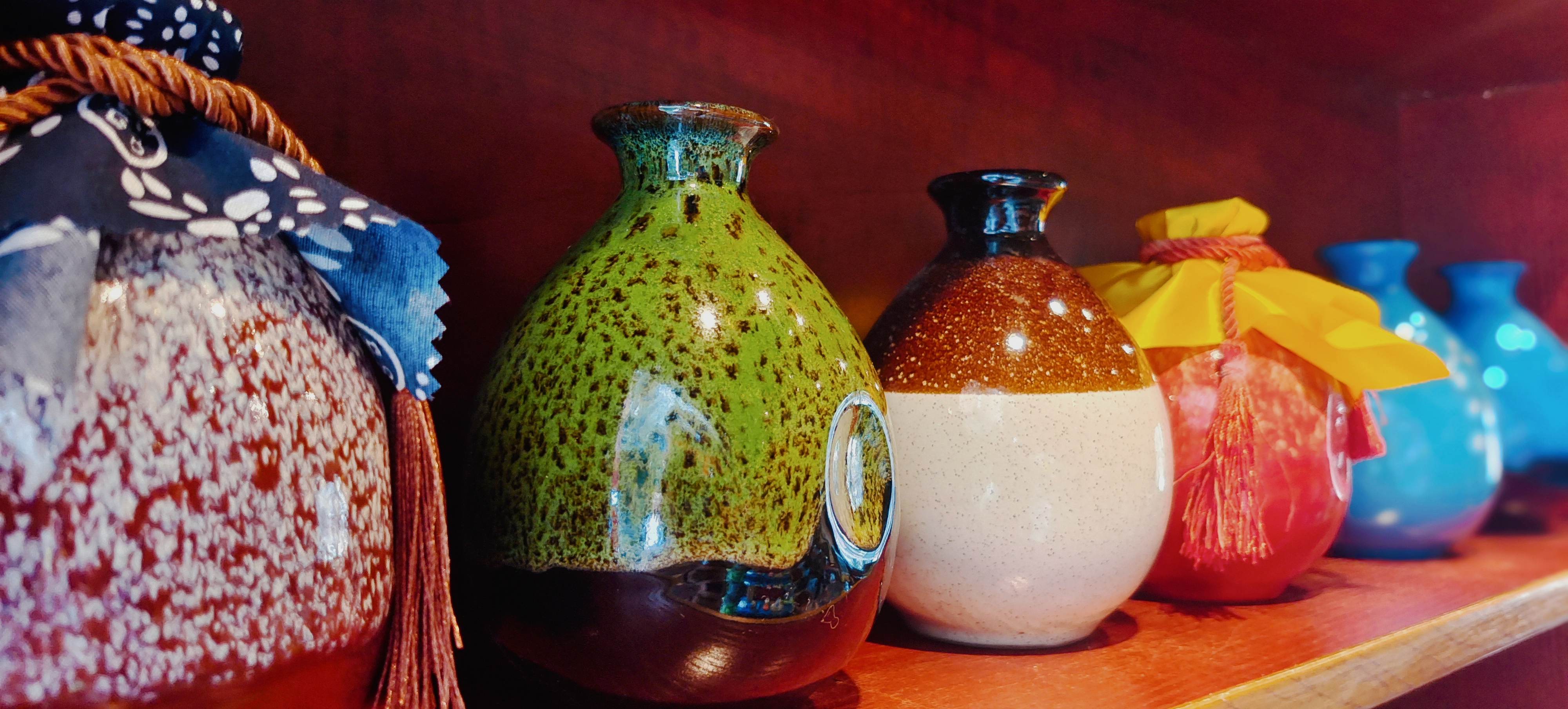 色彩斑斓陶瓷瓶，独特手工艺品尽显魅力