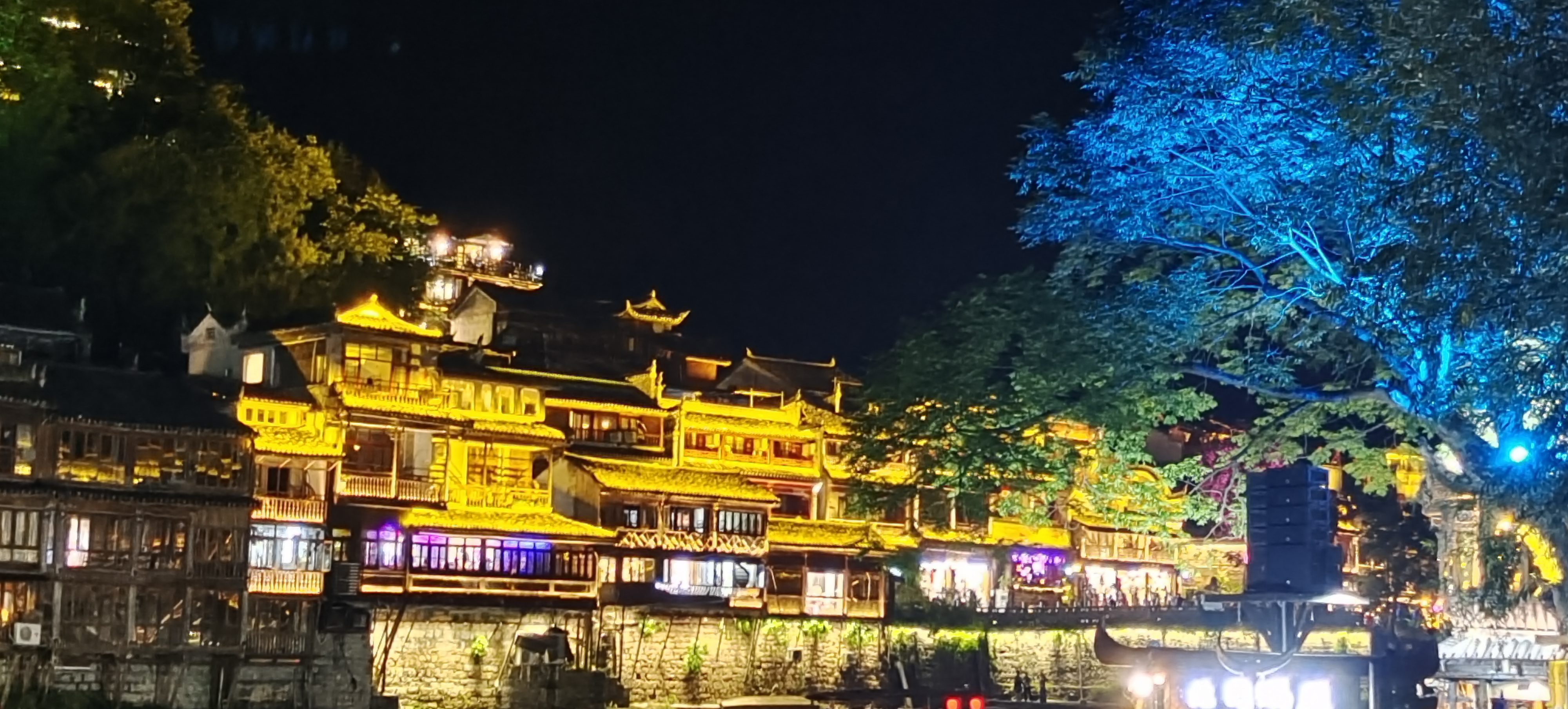 夜晚古建筑灯火辉煌的美丽景象