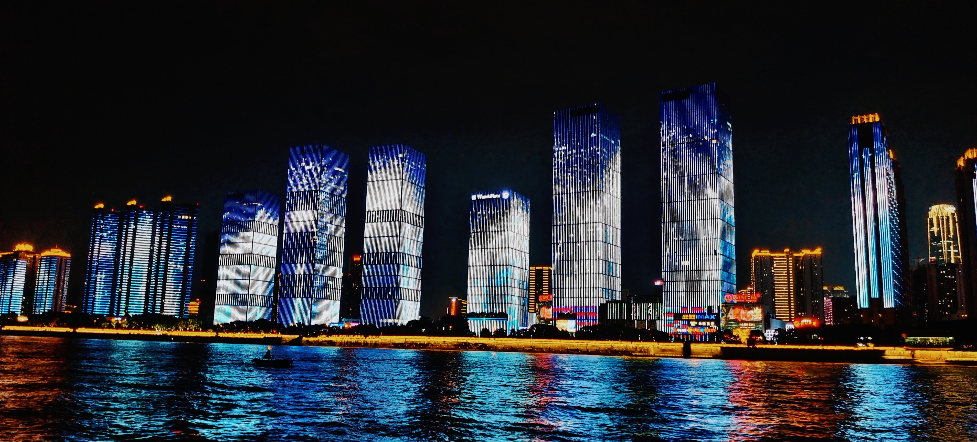 璀璨夜景下的城市地标建筑灯光秀