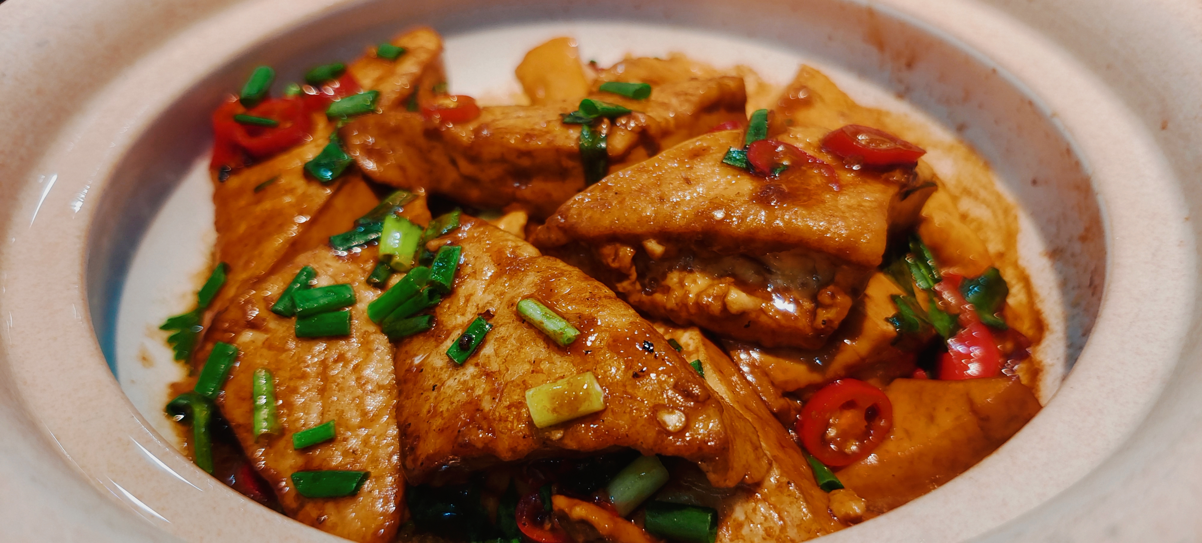 美味砂锅豆腐，特色中餐佳肴令人垂涎欲滴