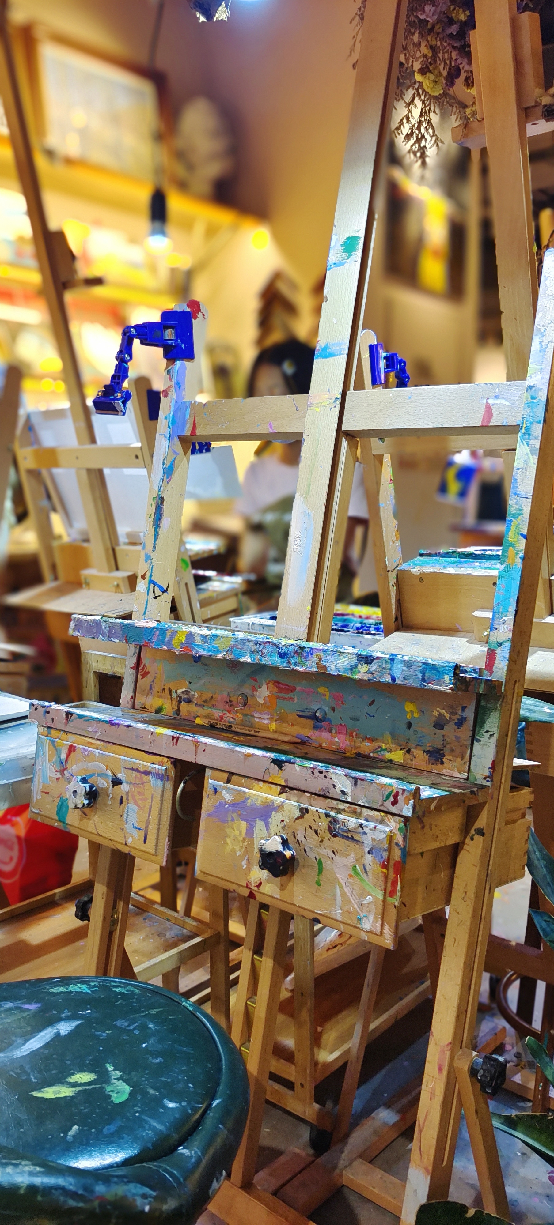 色彩斑斓的画架 尽显艺术氛围的宣传物料