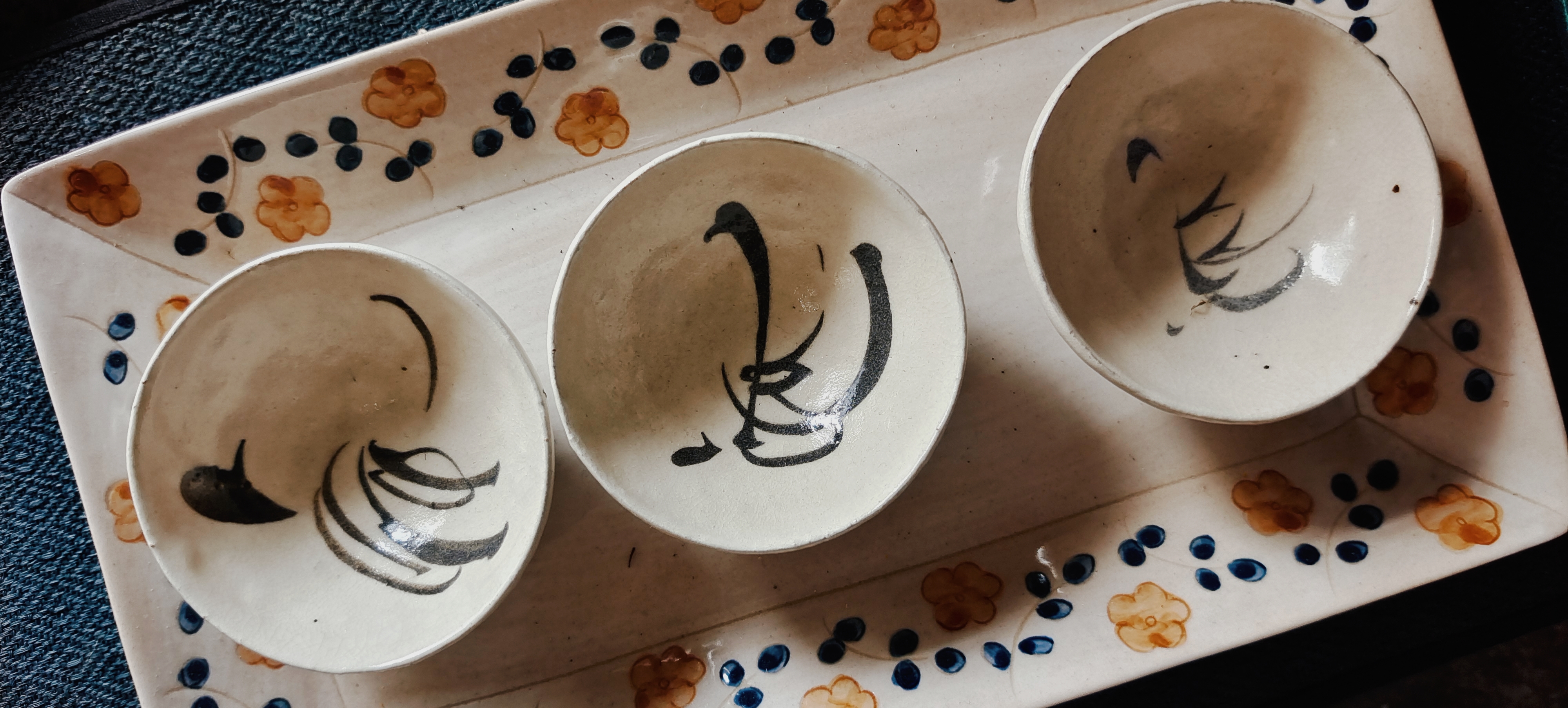 精美餐具带独特花纹，装点餐桌的艺术之选