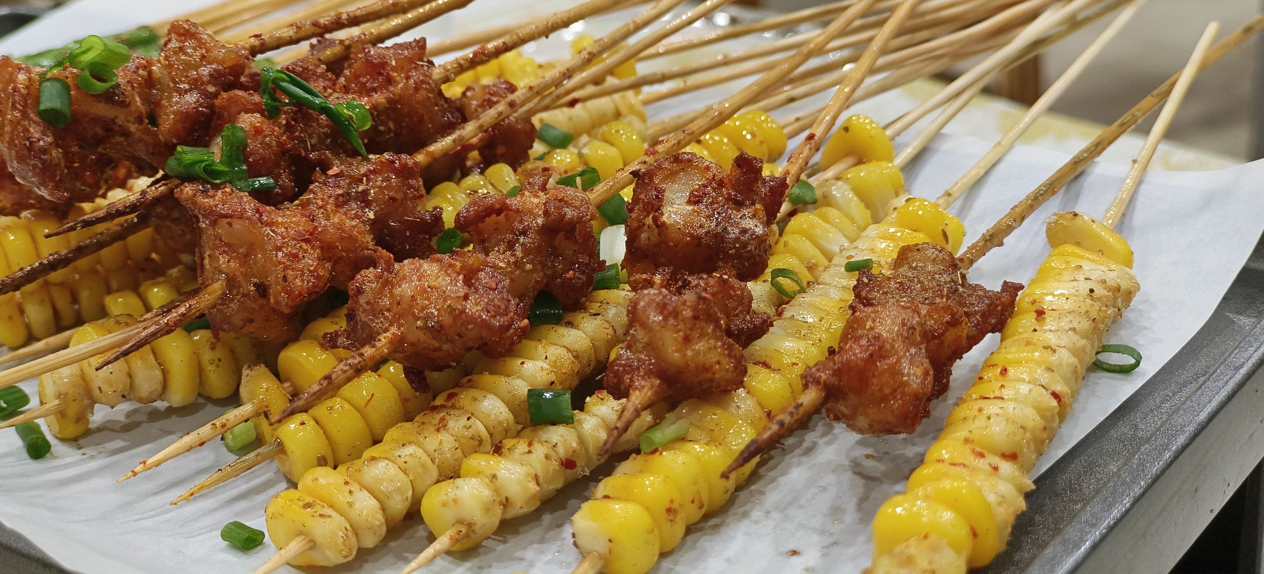 美味烧烤串串香玉米与肉串的诱人组合