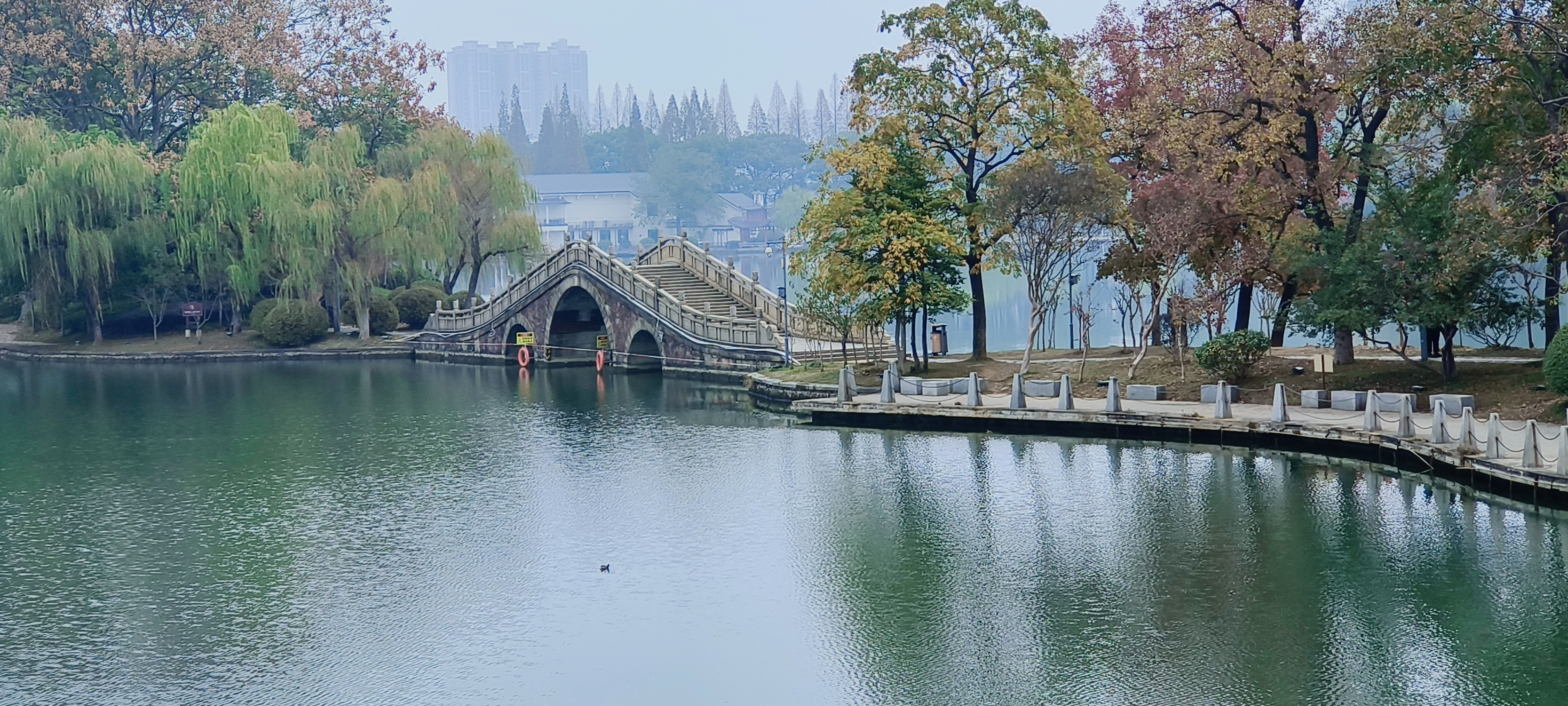 湖泊古桥相映成趣的唯美风景图