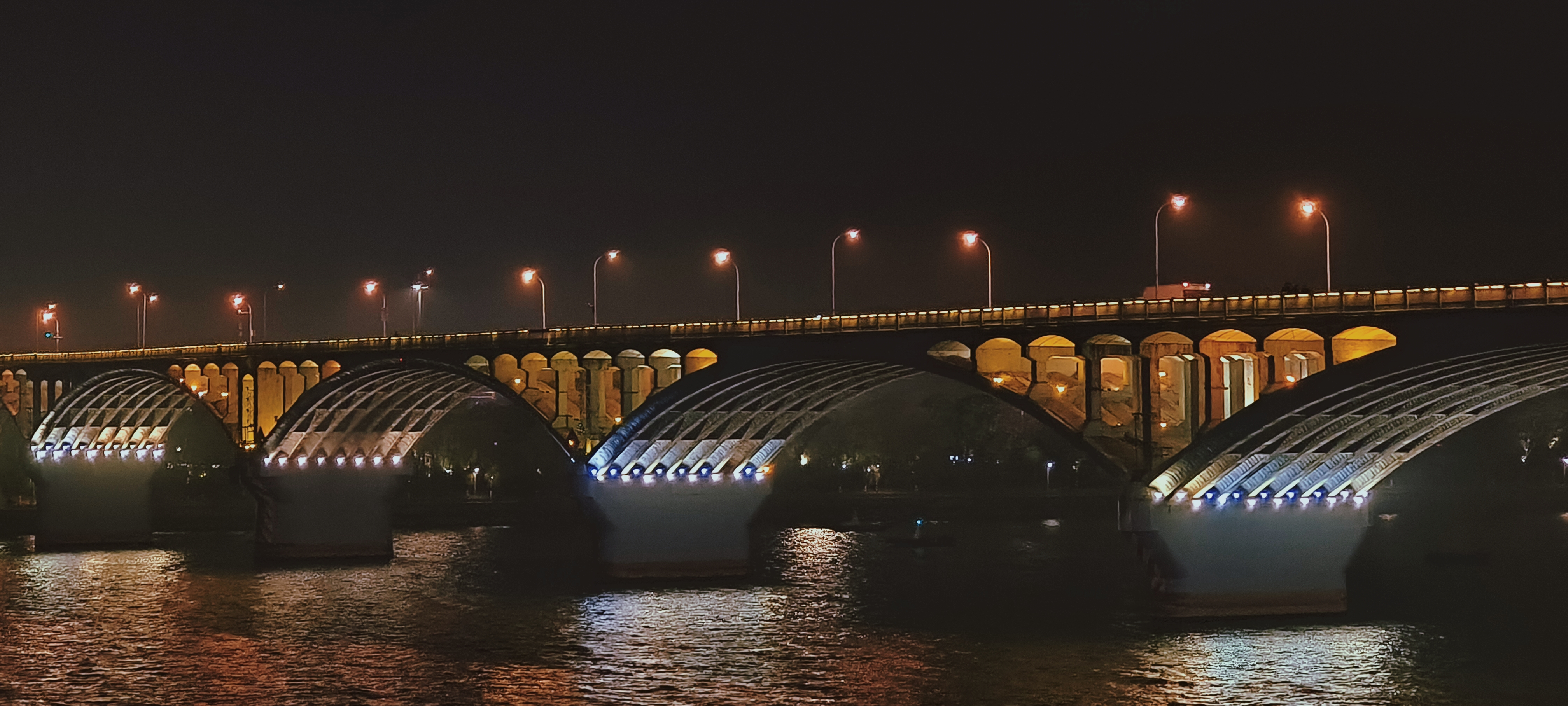 夜色下灯火辉煌的大桥城市地标建筑摄影