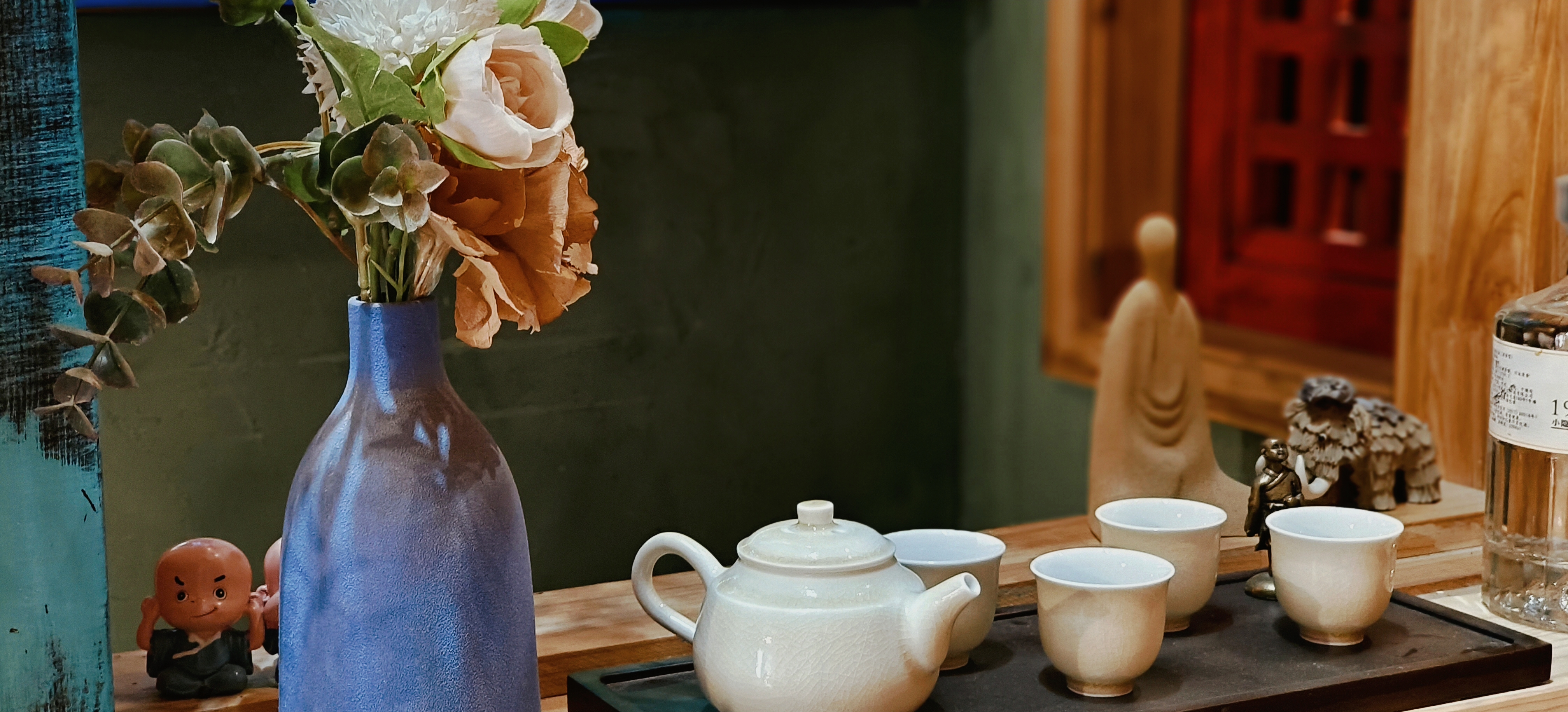 优雅茶具搭配鲜花中式生活美学