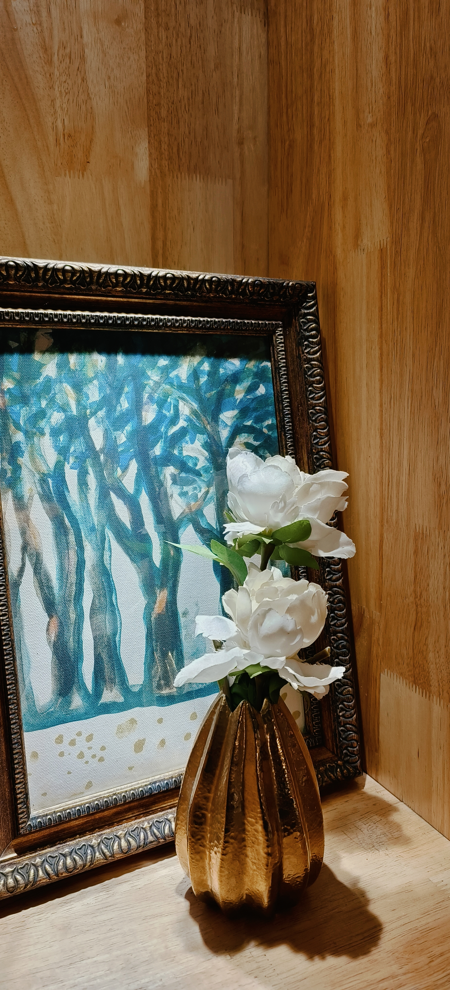 金色花瓶插白花搭配精美油画装饰画
